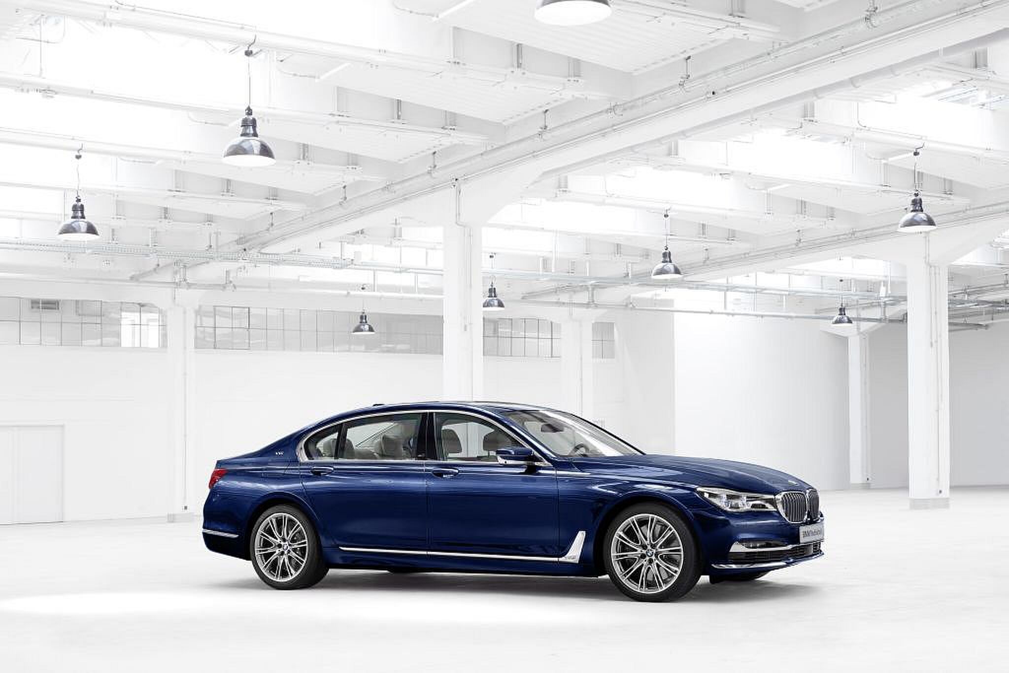 P90215375_highRes_bmw-individual-m760l