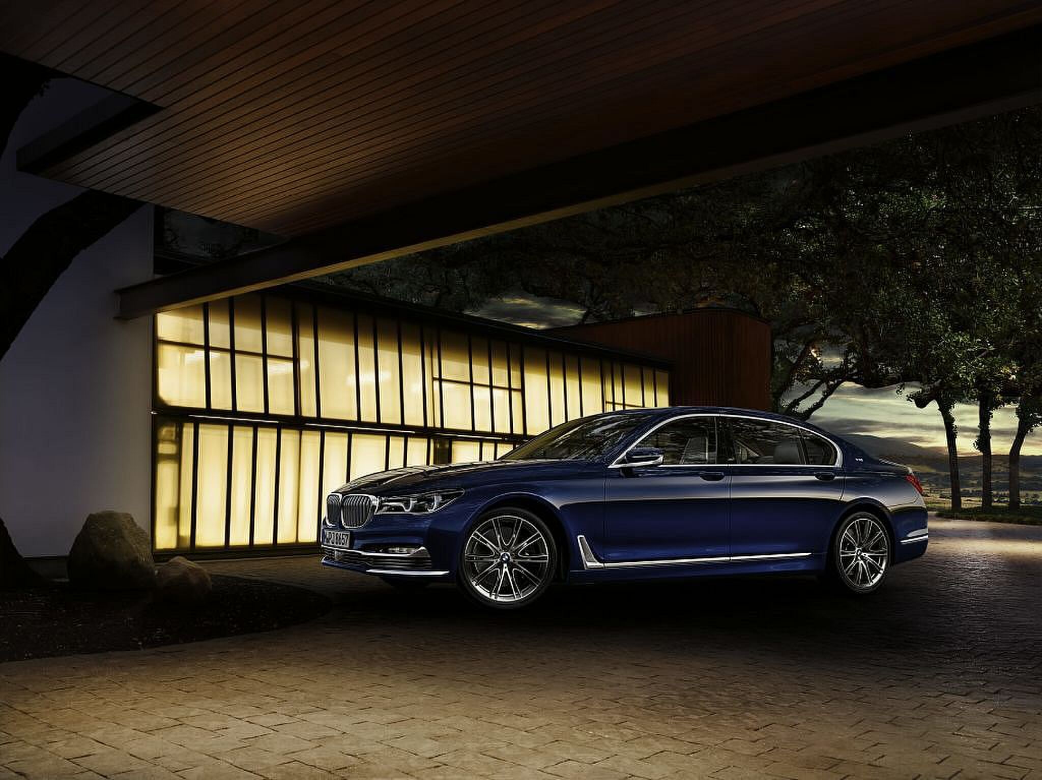 P90215610_highRes_bmw-individual-m760l