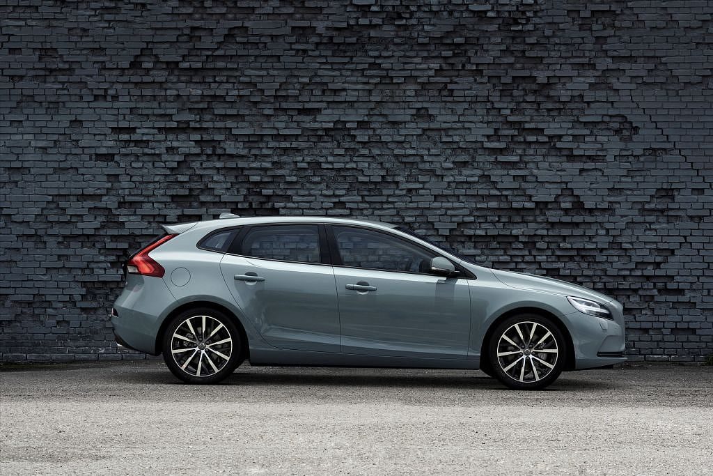 179380_Volvo_V40_T4_Momentum_Location_Profile