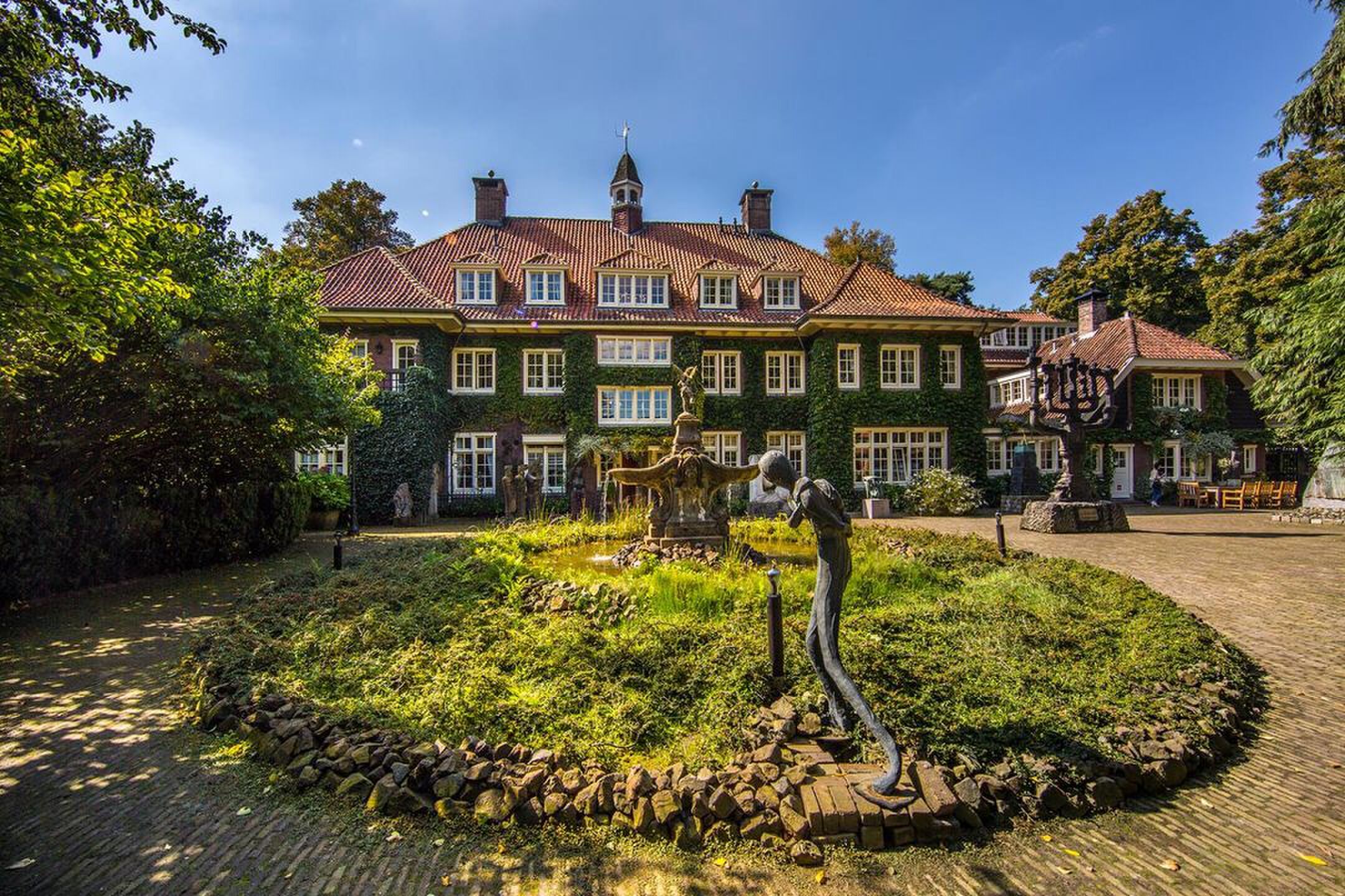 Huize Rustoord is het grootste 'huis' dat je op dit moment kunt kopen in Nederland, het telt maar li