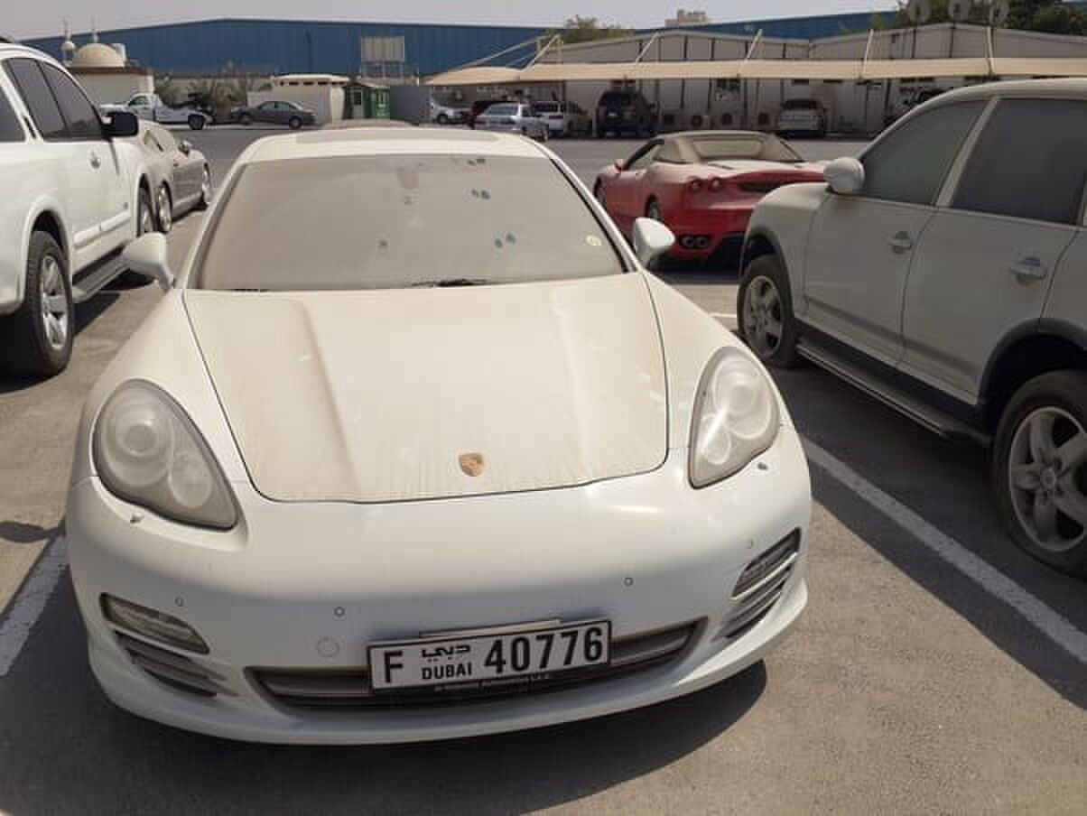dubai verlaten auto's supercars Pure Luxe