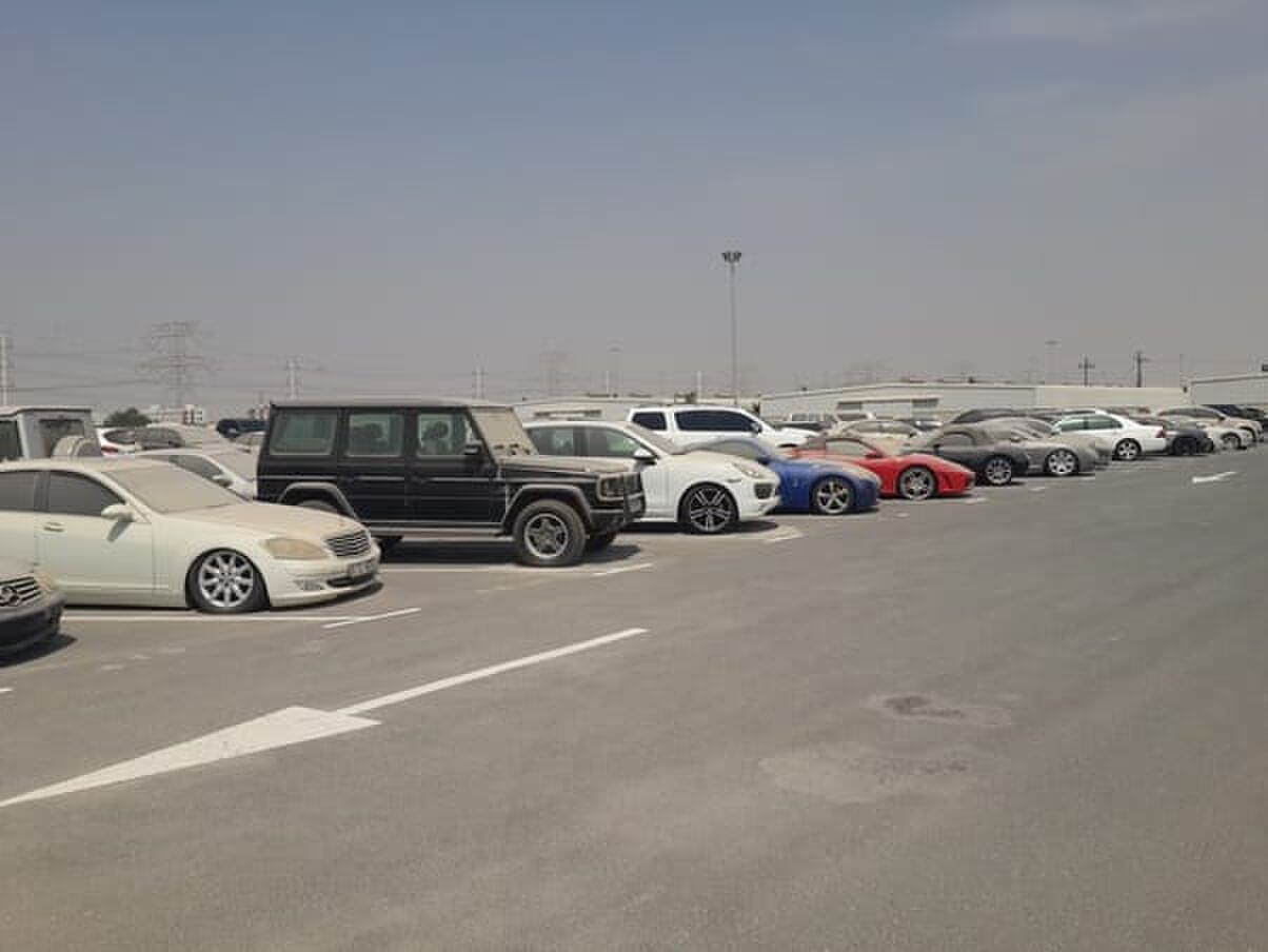 dubai verlaten auto's supercars Pure Luxe