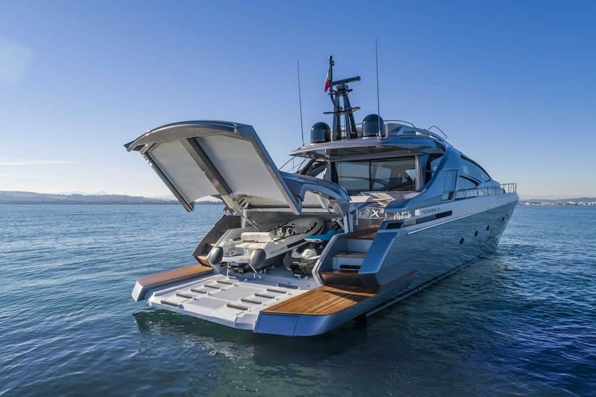 pershing 8X superjacht Ferretti Group Pure Luxe