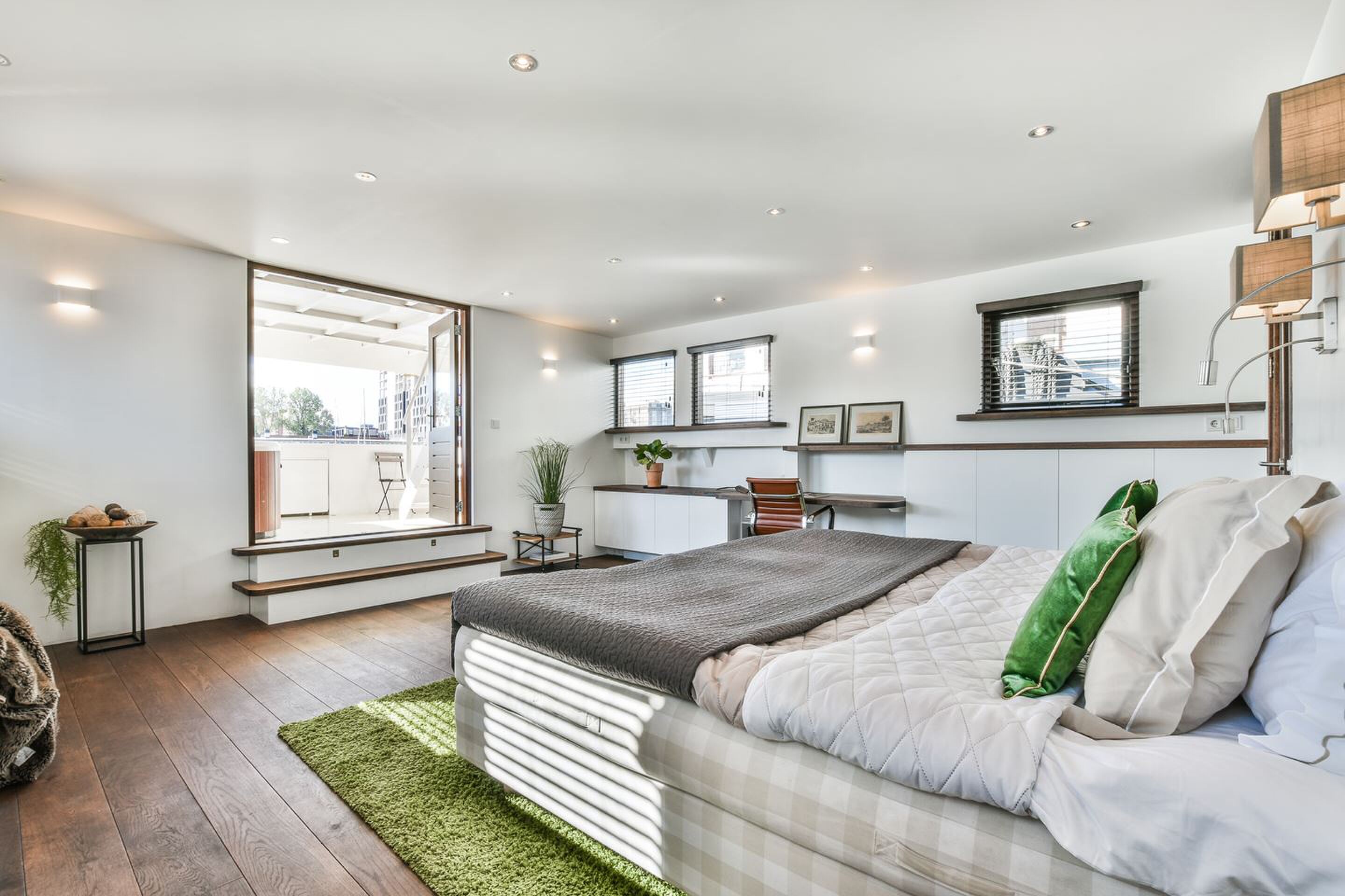 Amsterdamse miljoenen-woonboot