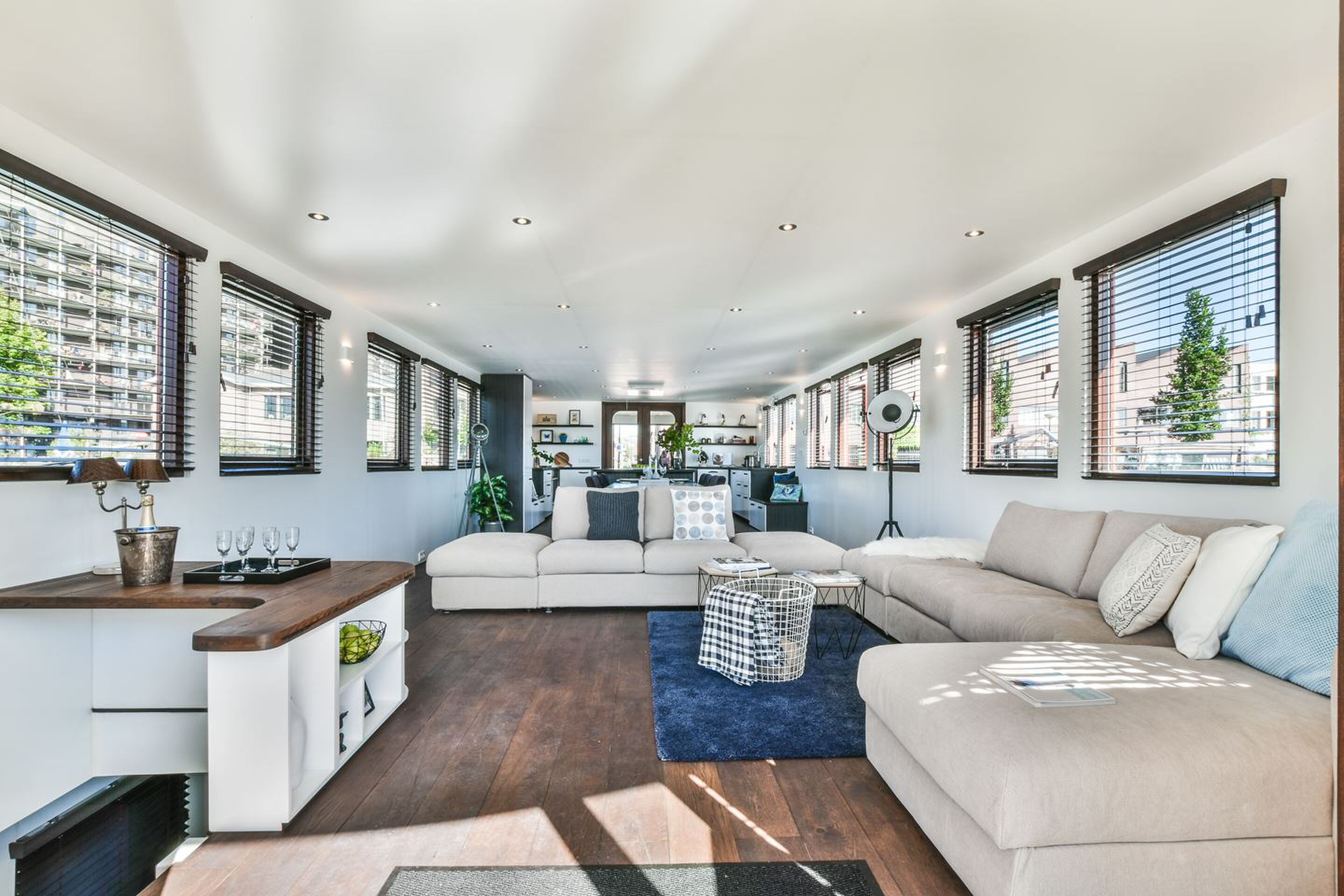 Amsterdamse miljoenen-woonboot