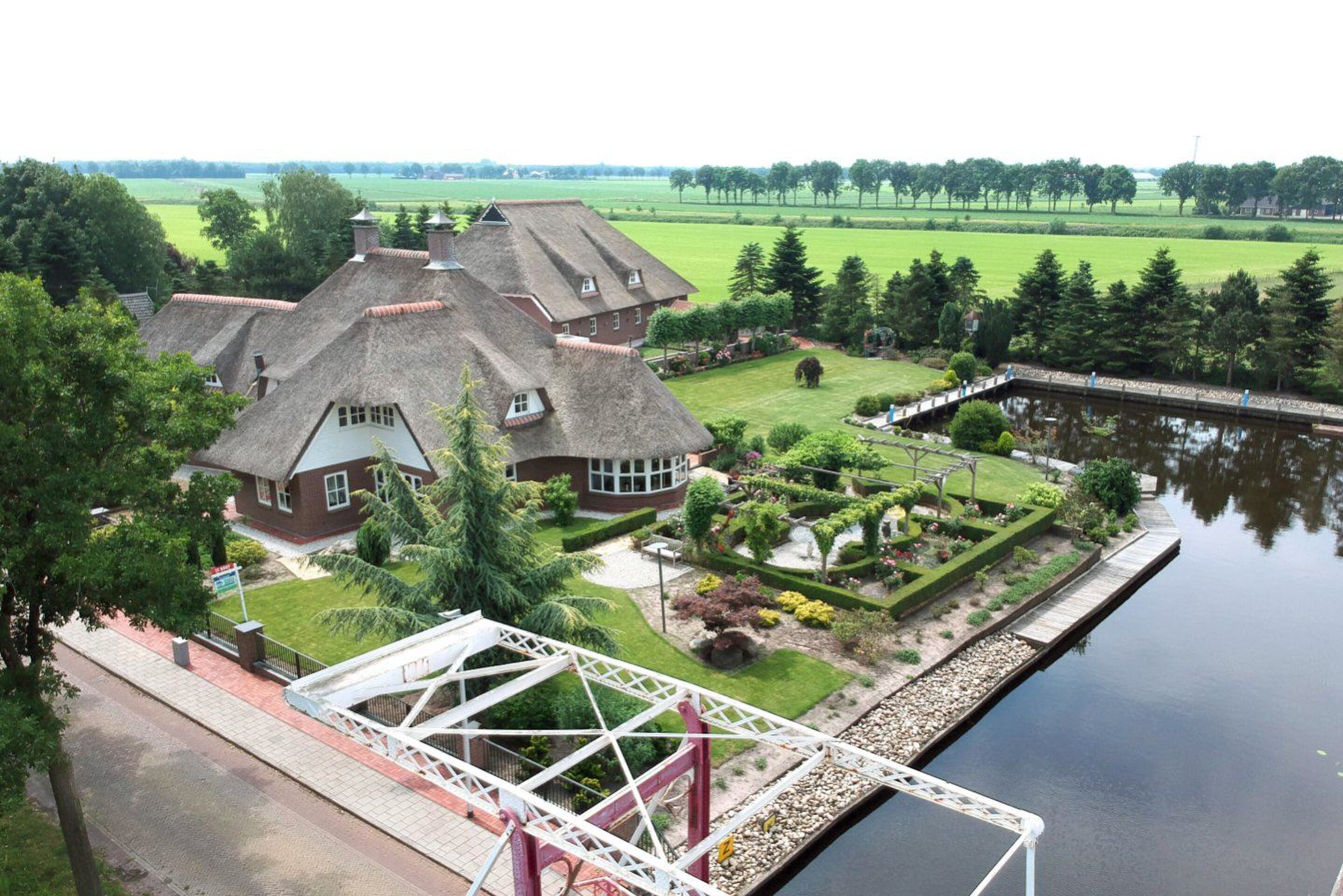 Rietgedekte-villa-12