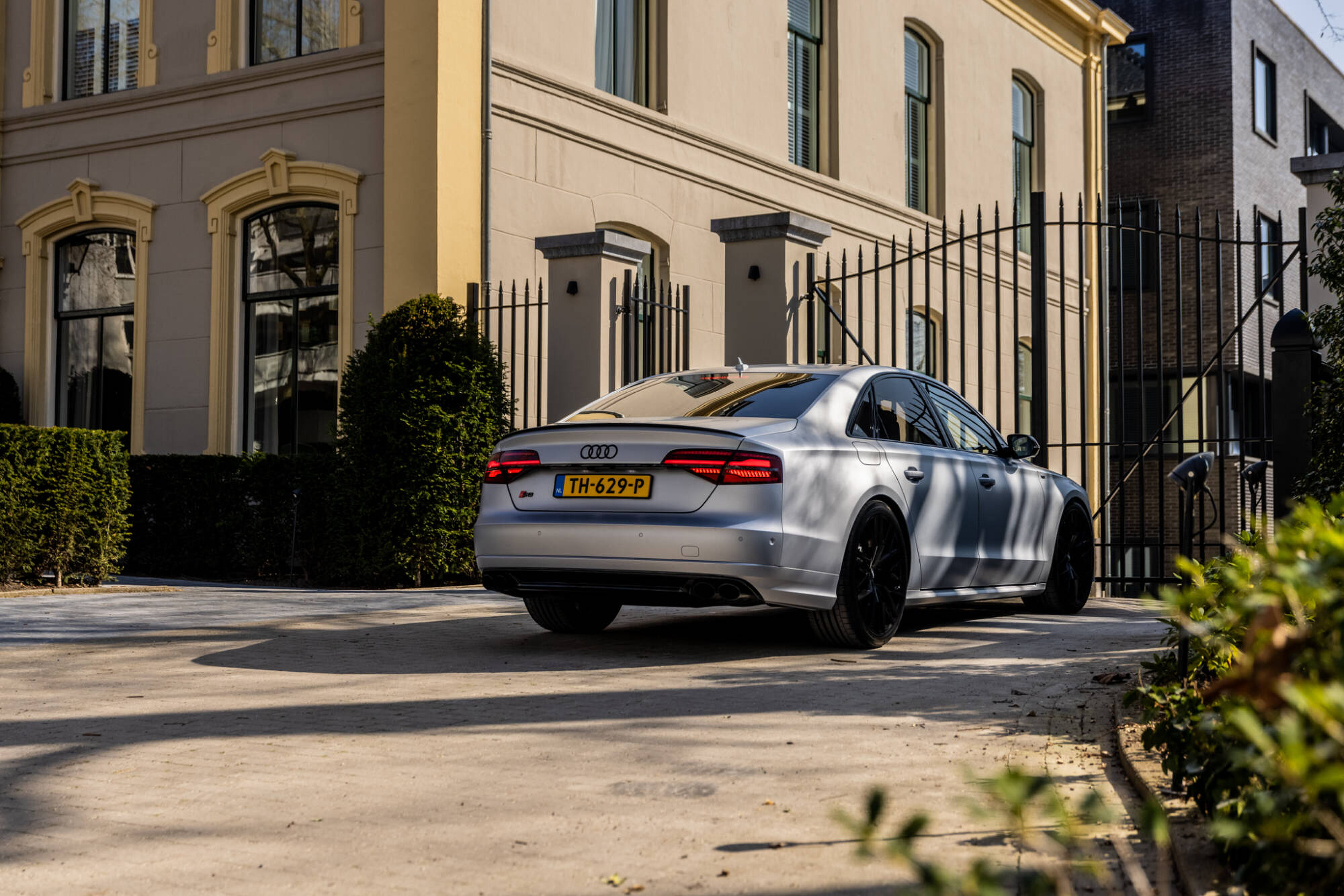Audi-S8+-5