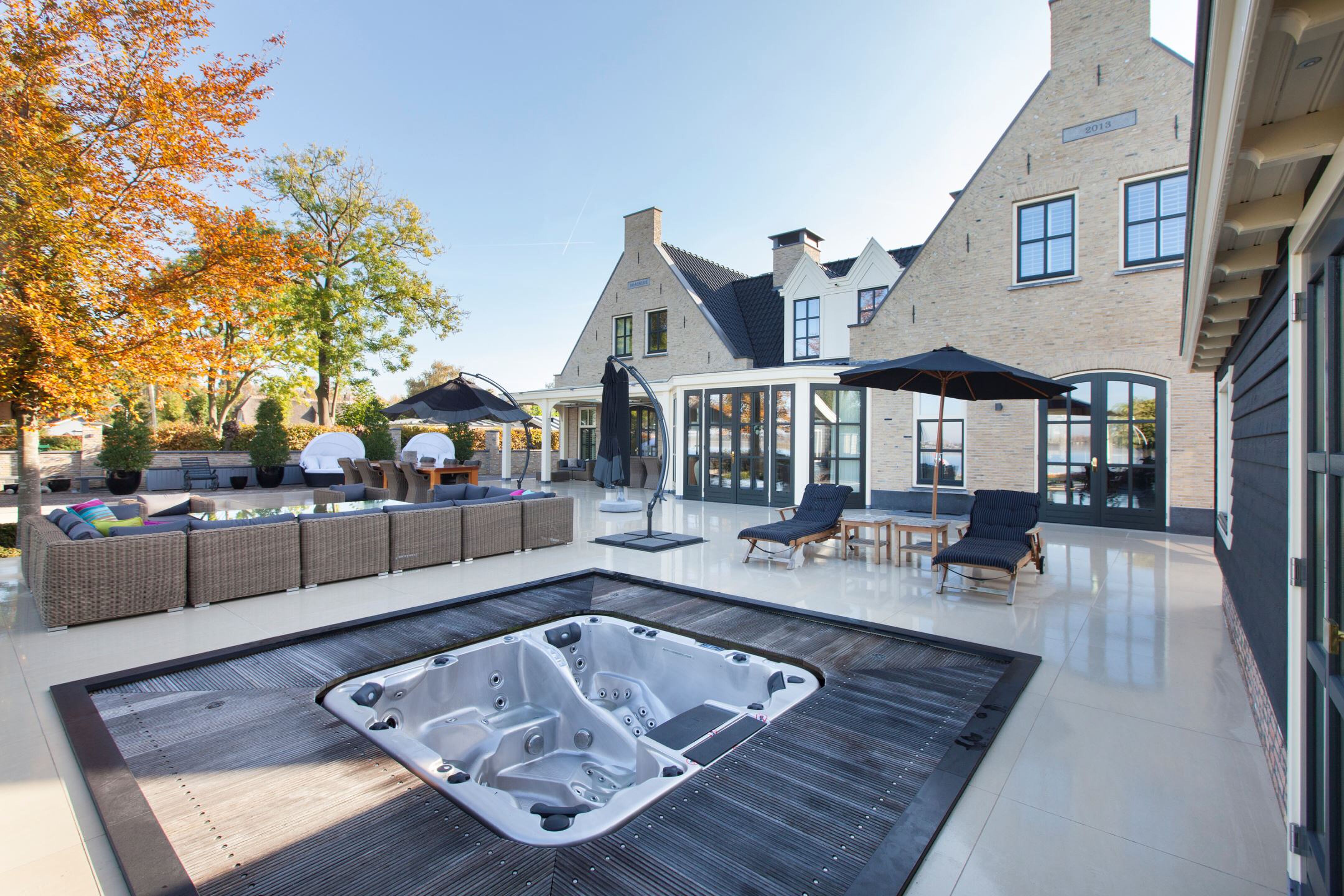 Tuin met jacuzzi