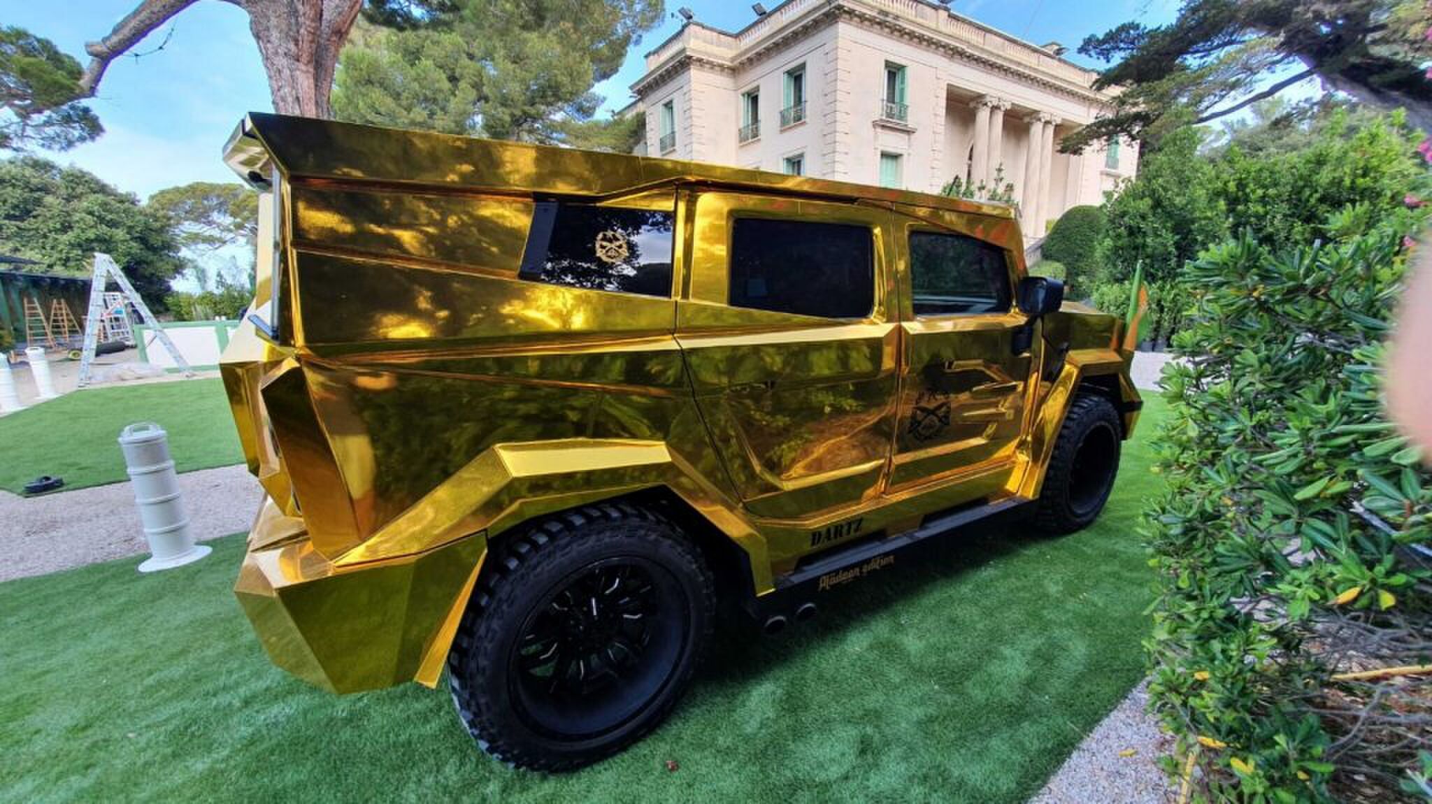 Gouden-SUV-the-Dictator