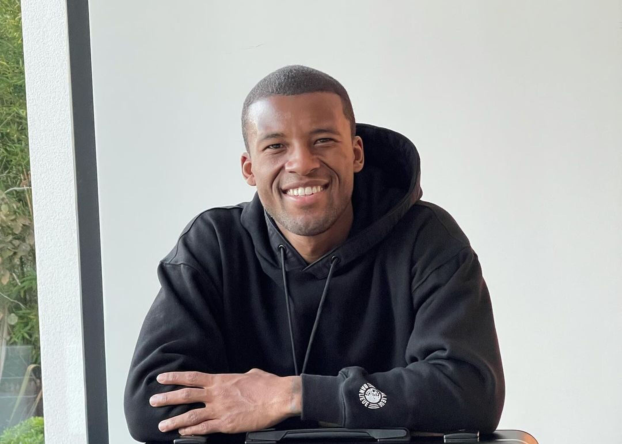 Voormalig international van het Nederlands elftal bouwt miljoenenvilla in Suriname, tot ophef van de