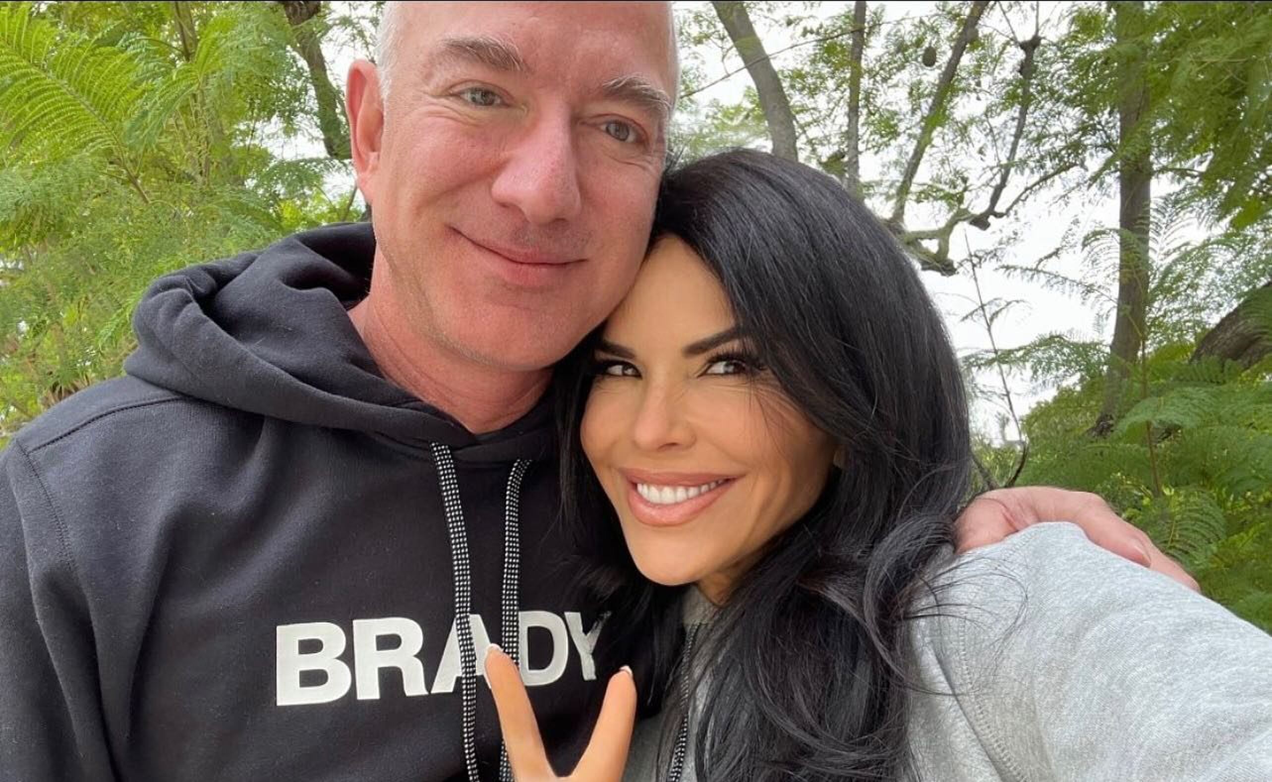 Een selfie van Jeff Bezos en zijn vrouw Lauren Sánchez