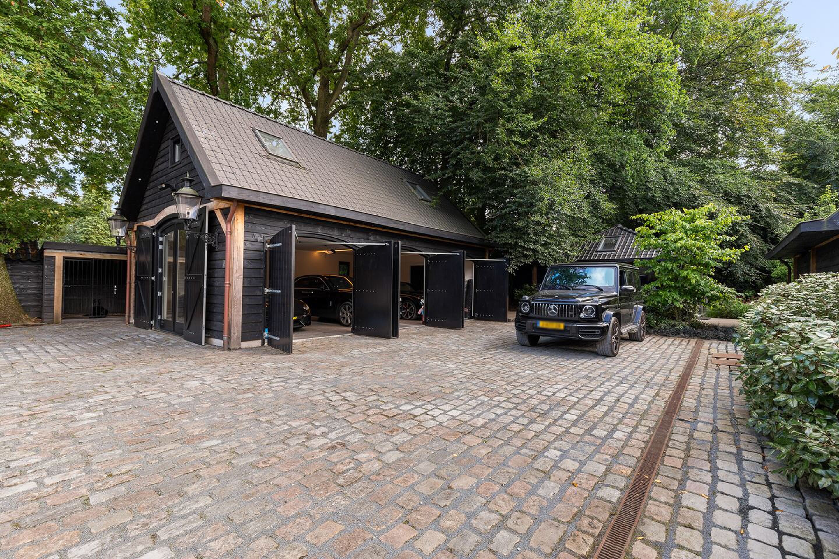 Een Mercedes G-Klasse op het buitenterrein van de villa