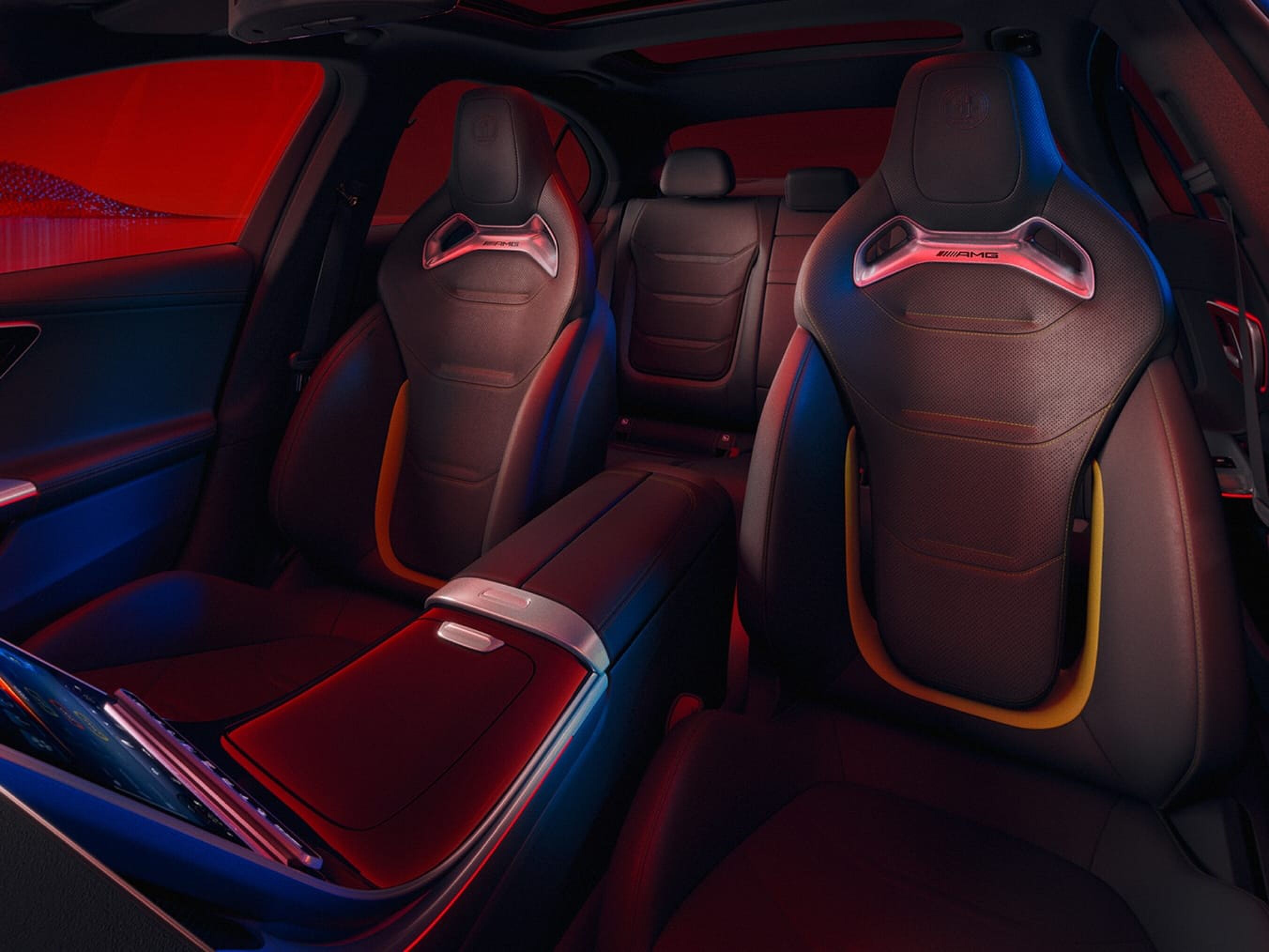 Supersedan De Mercedes-AMG C63 S 2024 kracht met luxe.