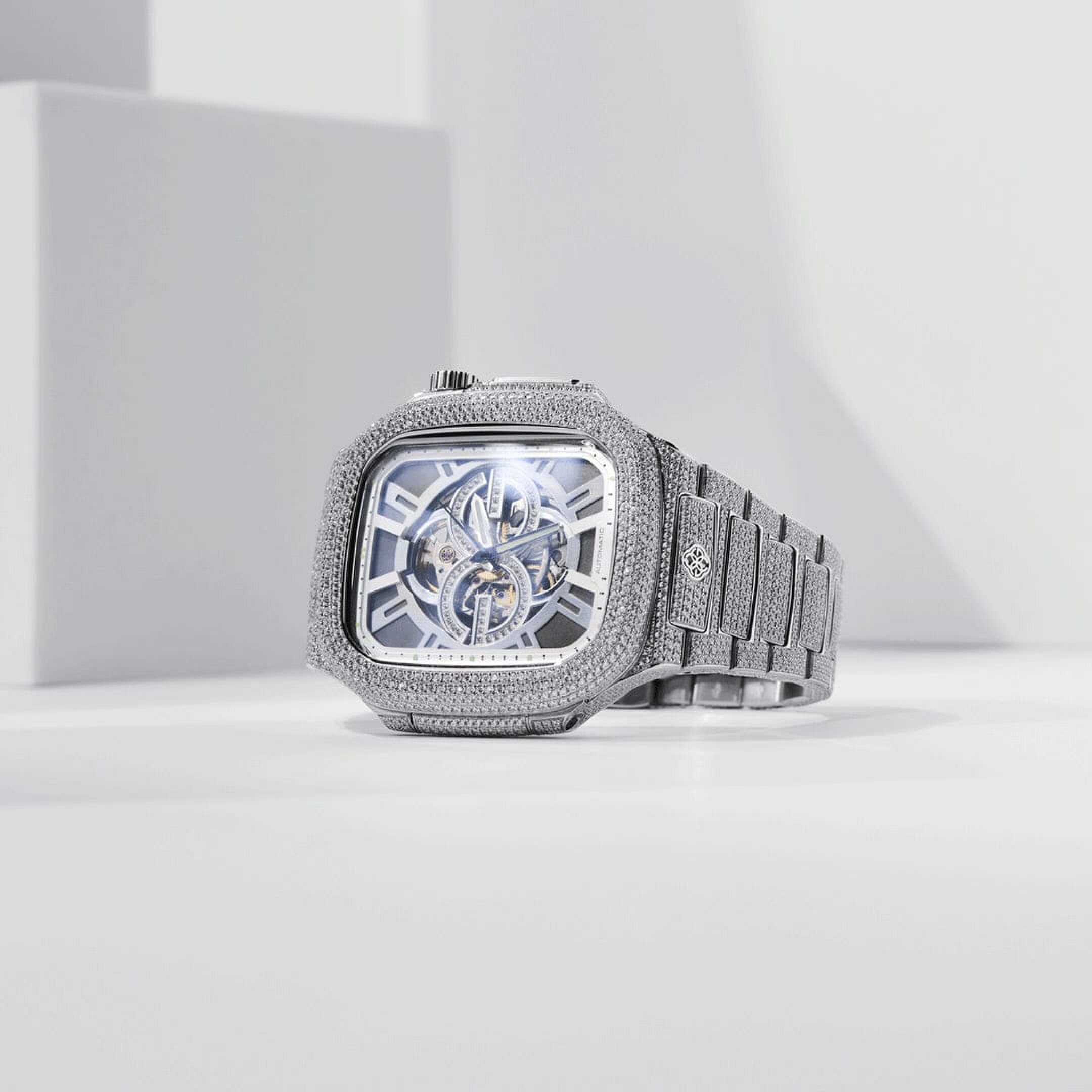 Zweeds Luxemerk Onthult met Diamanten Ingelegde Apple-Producten ter Waarde van €250.000