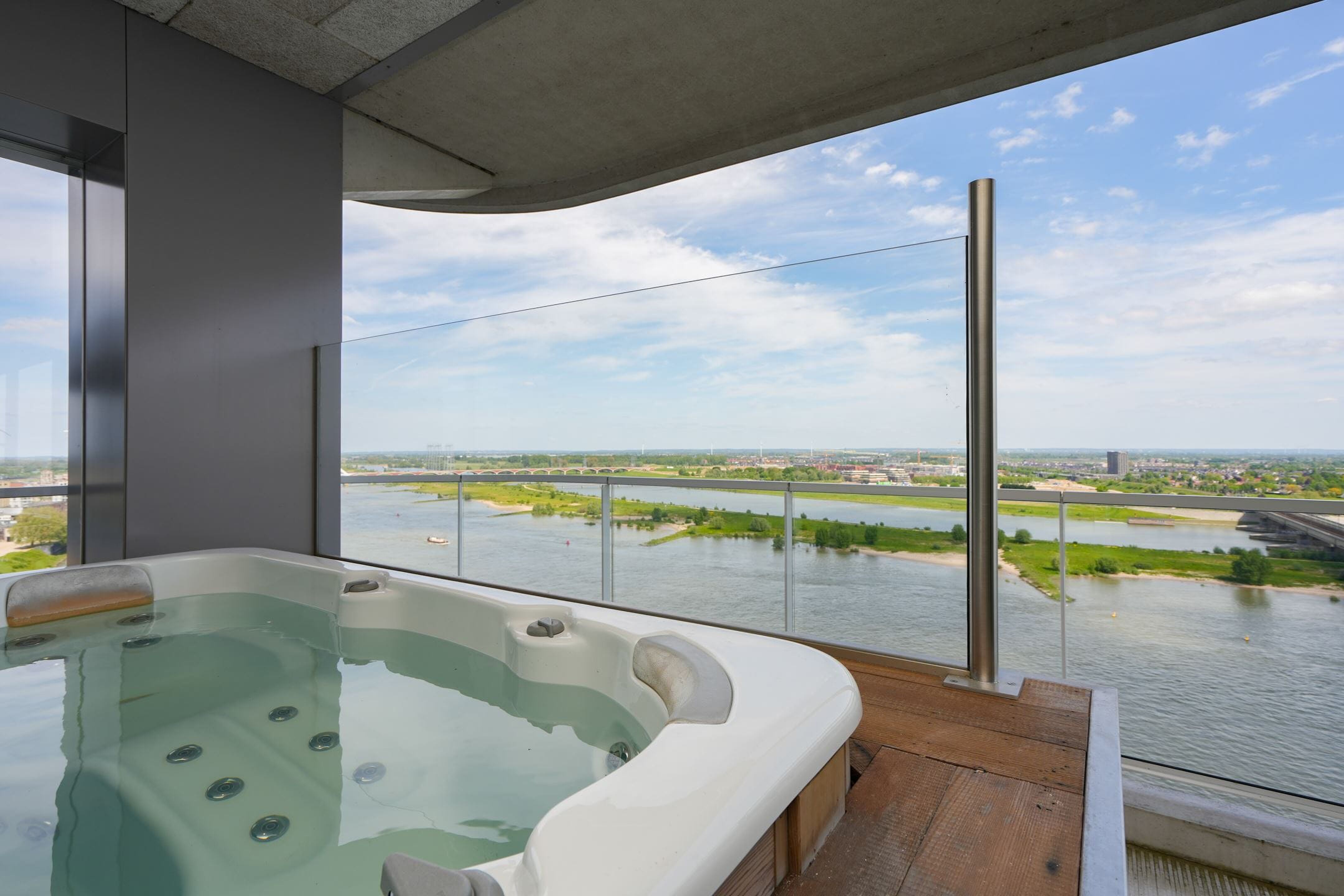 adembenemend penthouse in Nijmegen voor een leuke prijskaartje van maar liefst 5.7 miljoen 