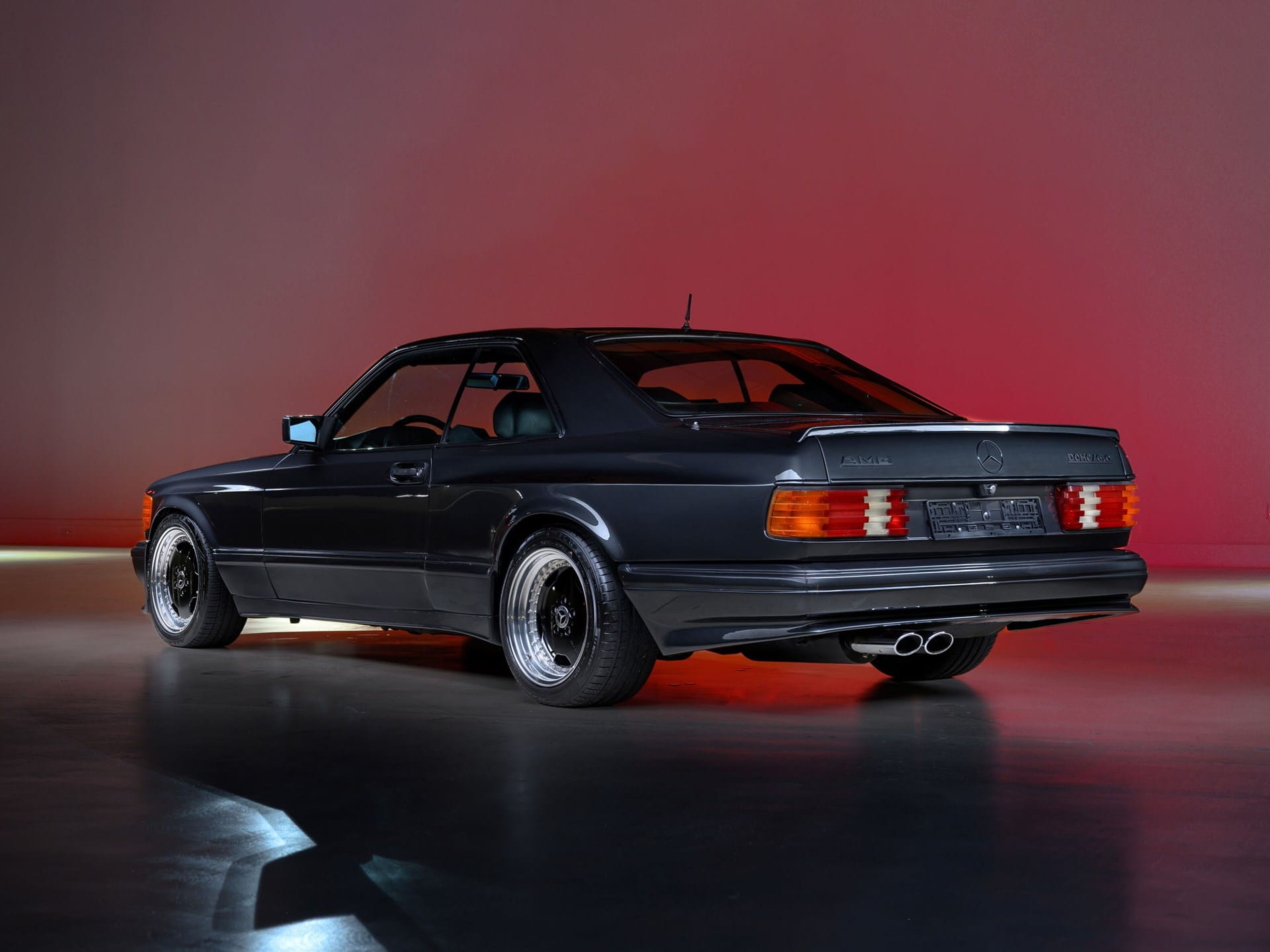 de Mercedes 500 SEC een zeldzame rockster van de jaren '80 betreedt het podium