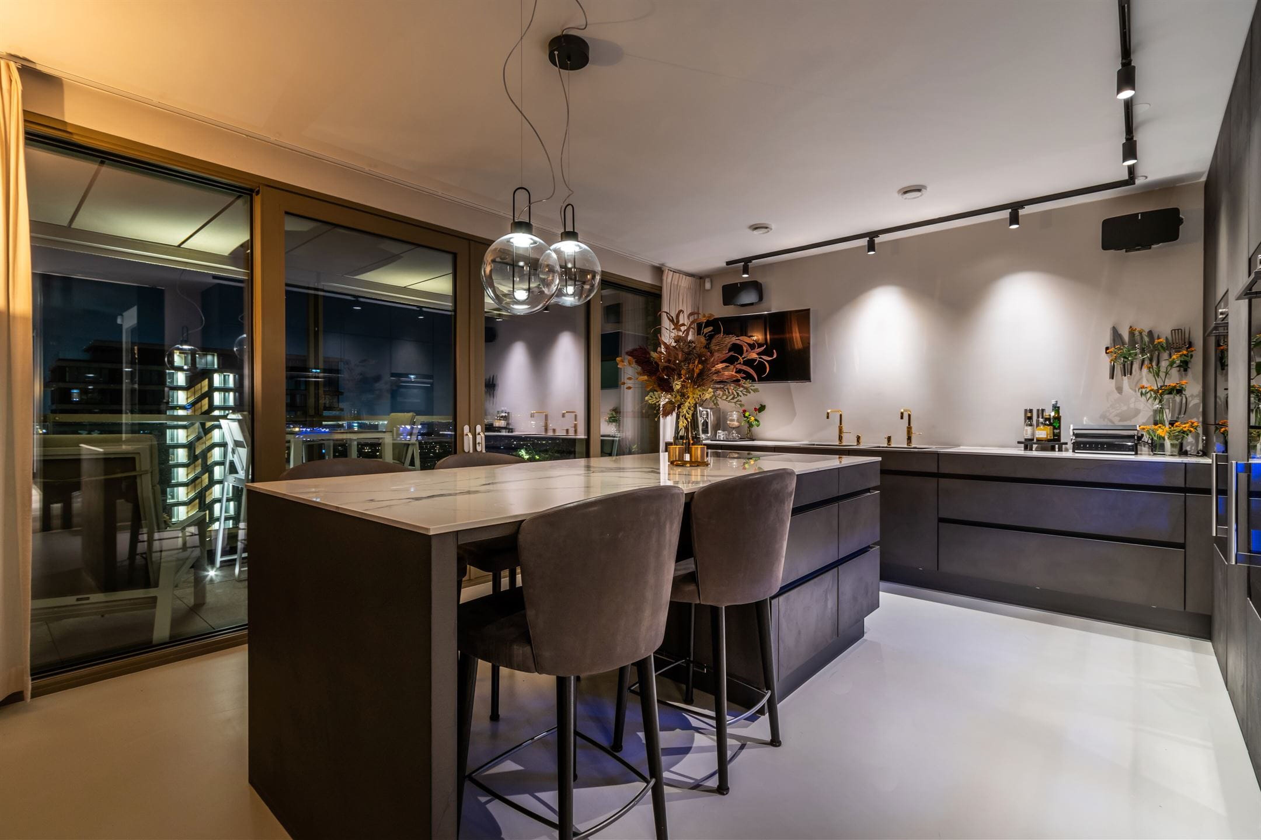 Dit ruime en luxe appartement in Amsterdam biedt een spectaculair uitzicht op de 20e verdieping