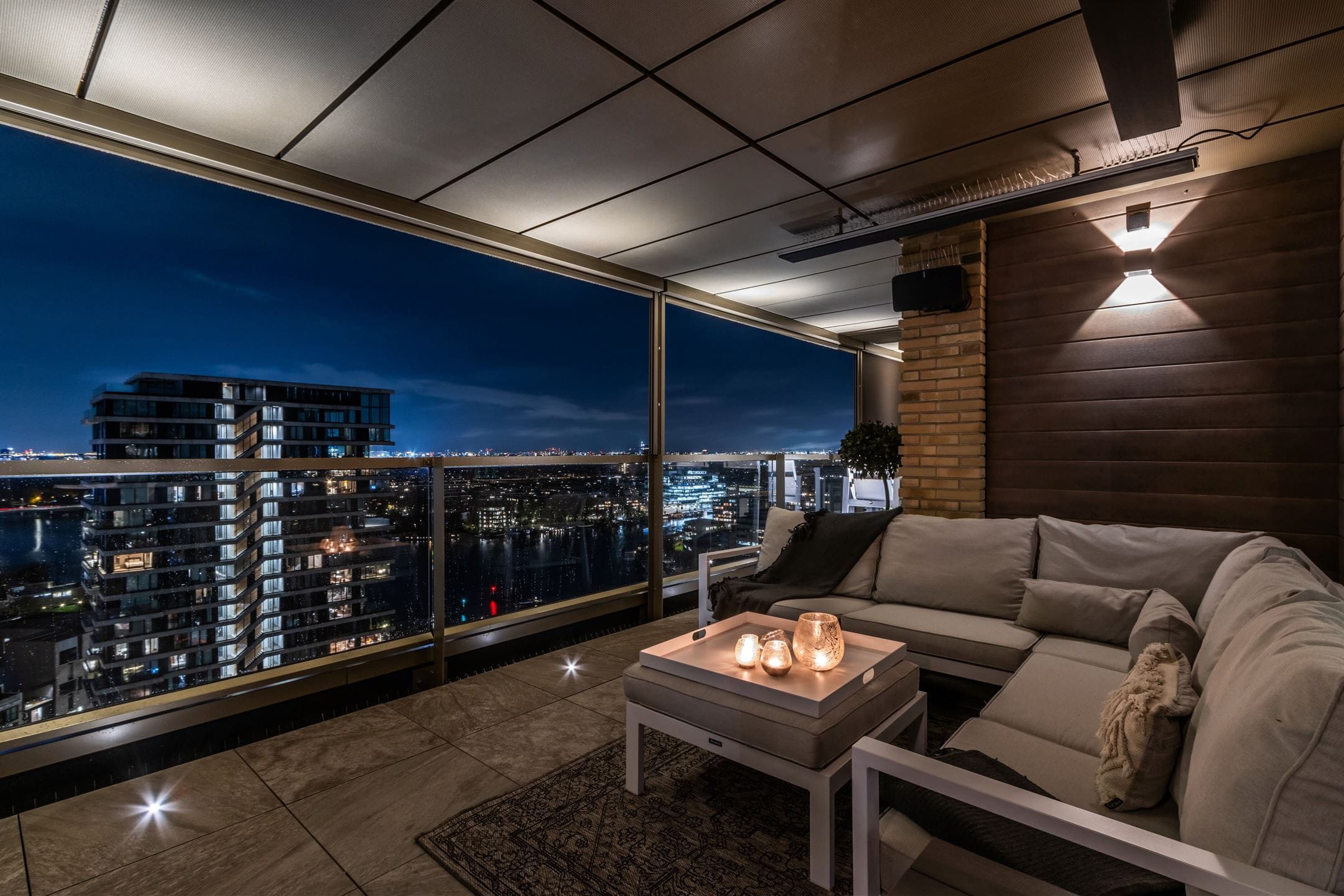 Dit ruime en luxe appartement in Amsterdam biedt een spectaculair uitzicht op de 20e verdieping