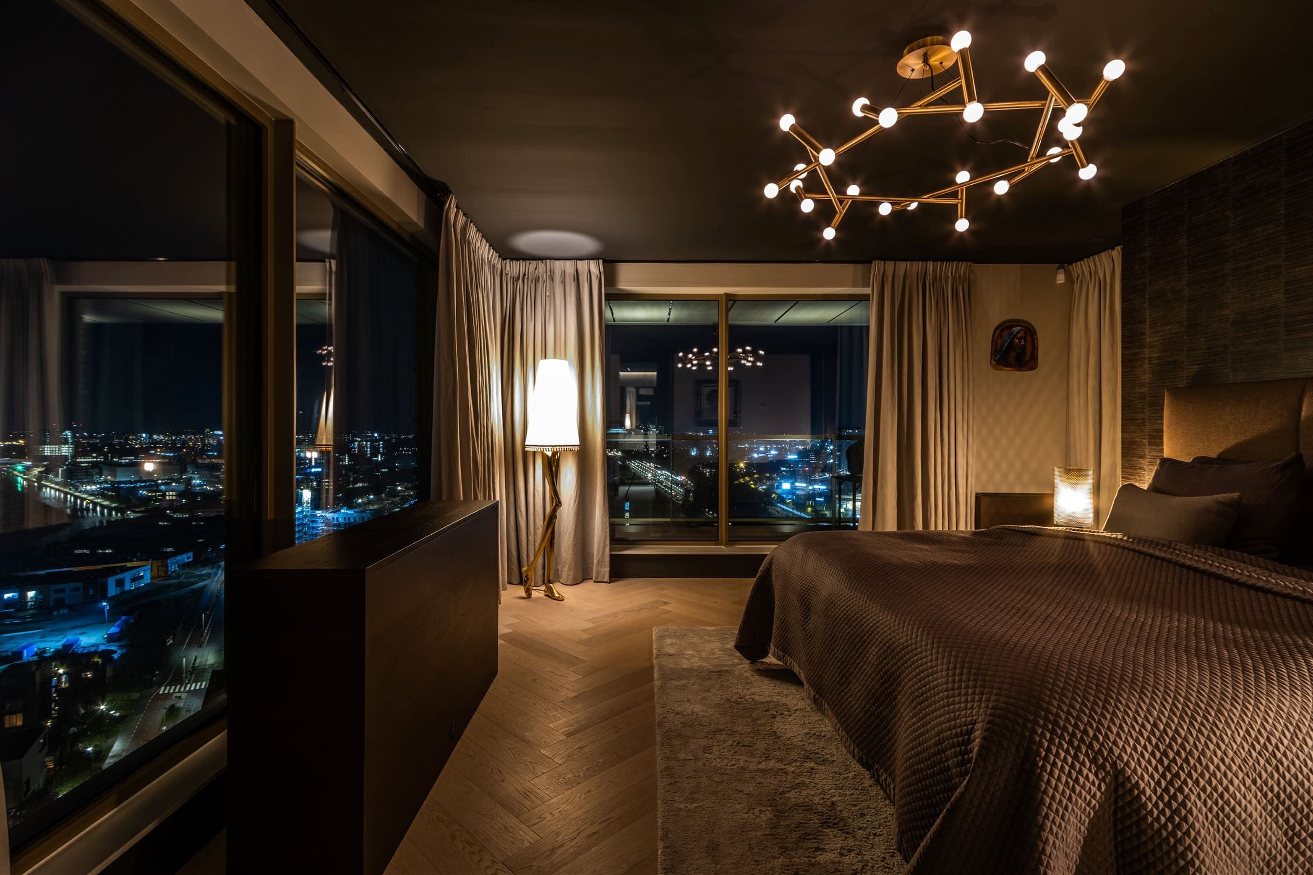 Dit ruime en luxe appartement in Amsterdam biedt een spectaculair uitzicht op de 20e verdieping