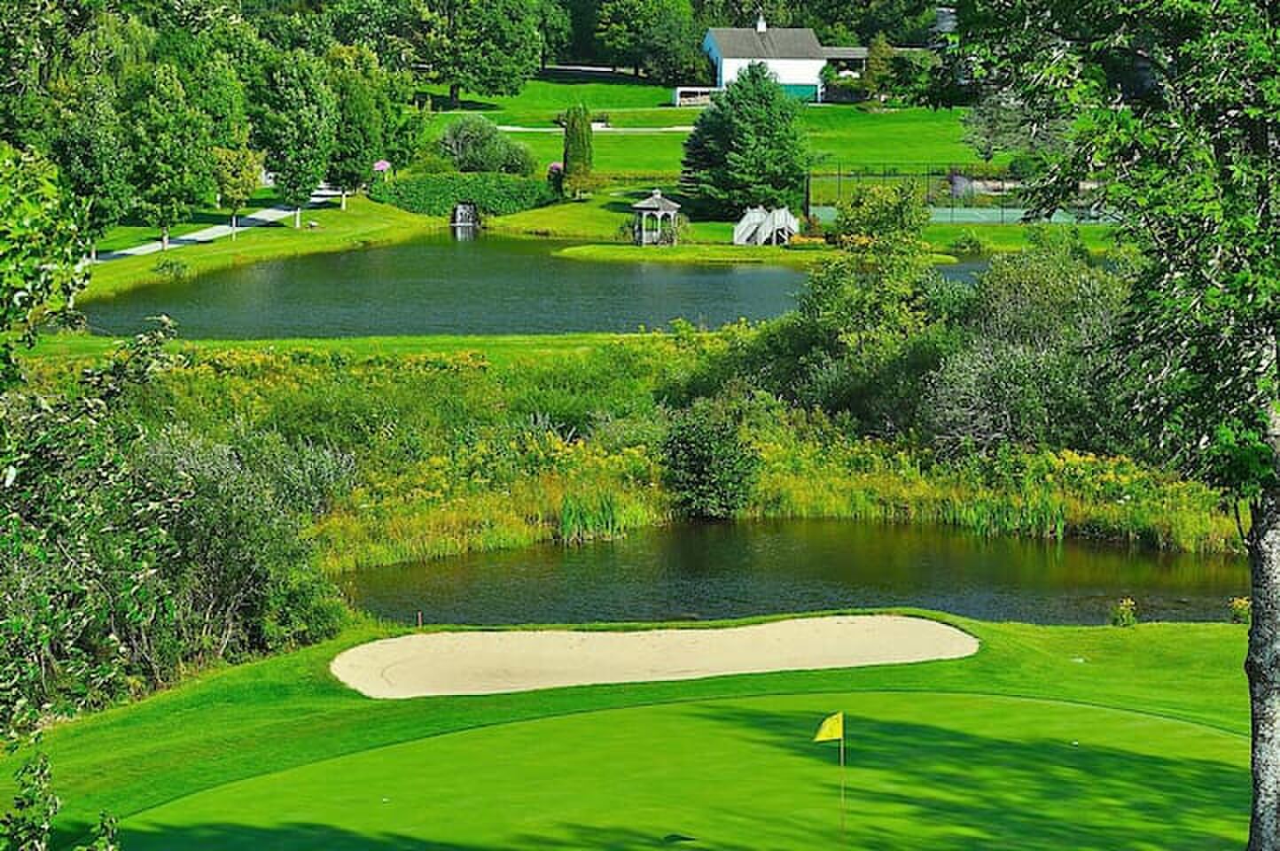 Een Luxueus Verblijf bij Airbnb met een Privégolfterrein en Meer