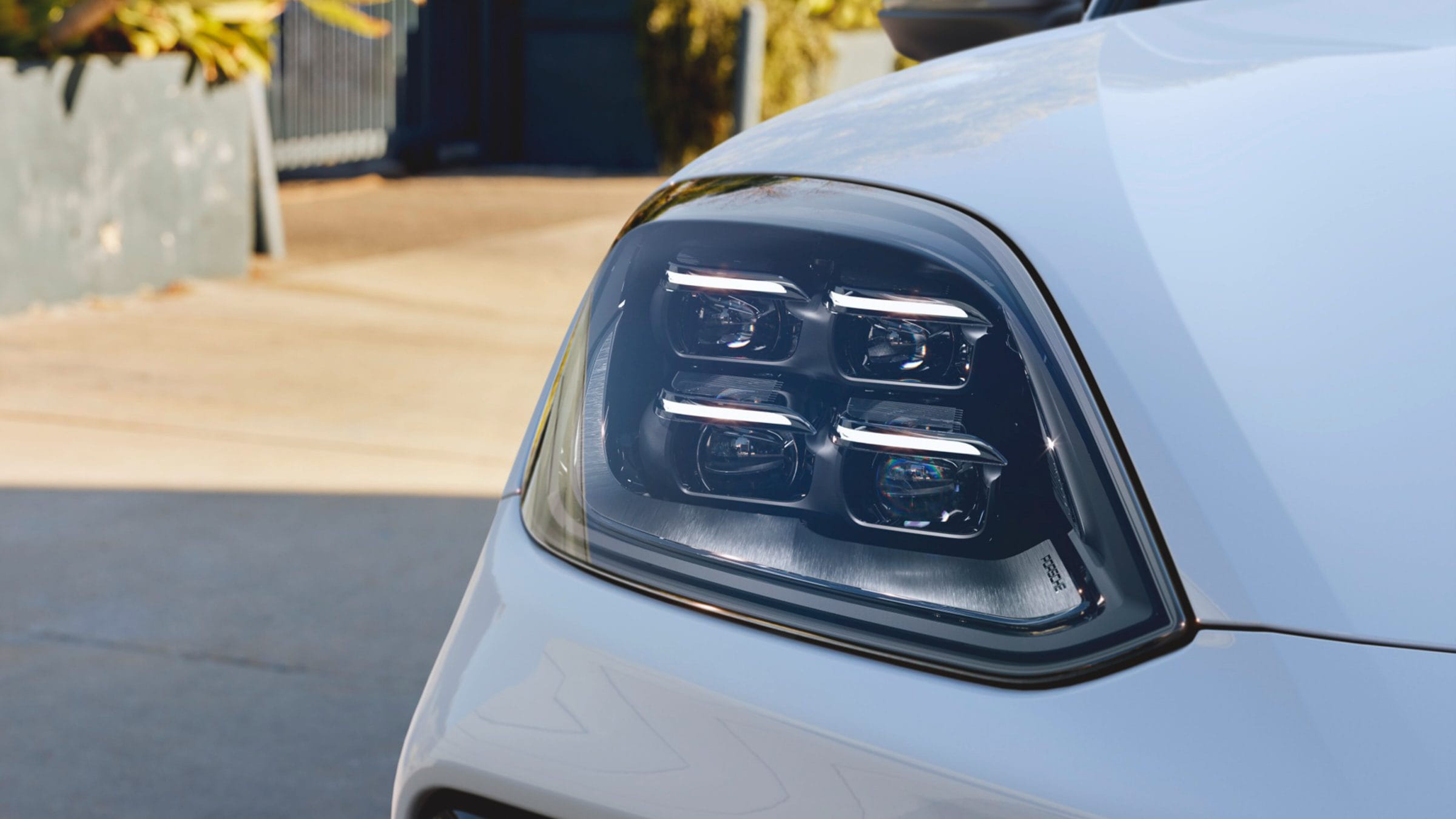 Ervaar de ongeëvenaarde prestaties en luxe van de Porsche Cayenne Turbo E-Hybrid. Met vermogen en een elegant design