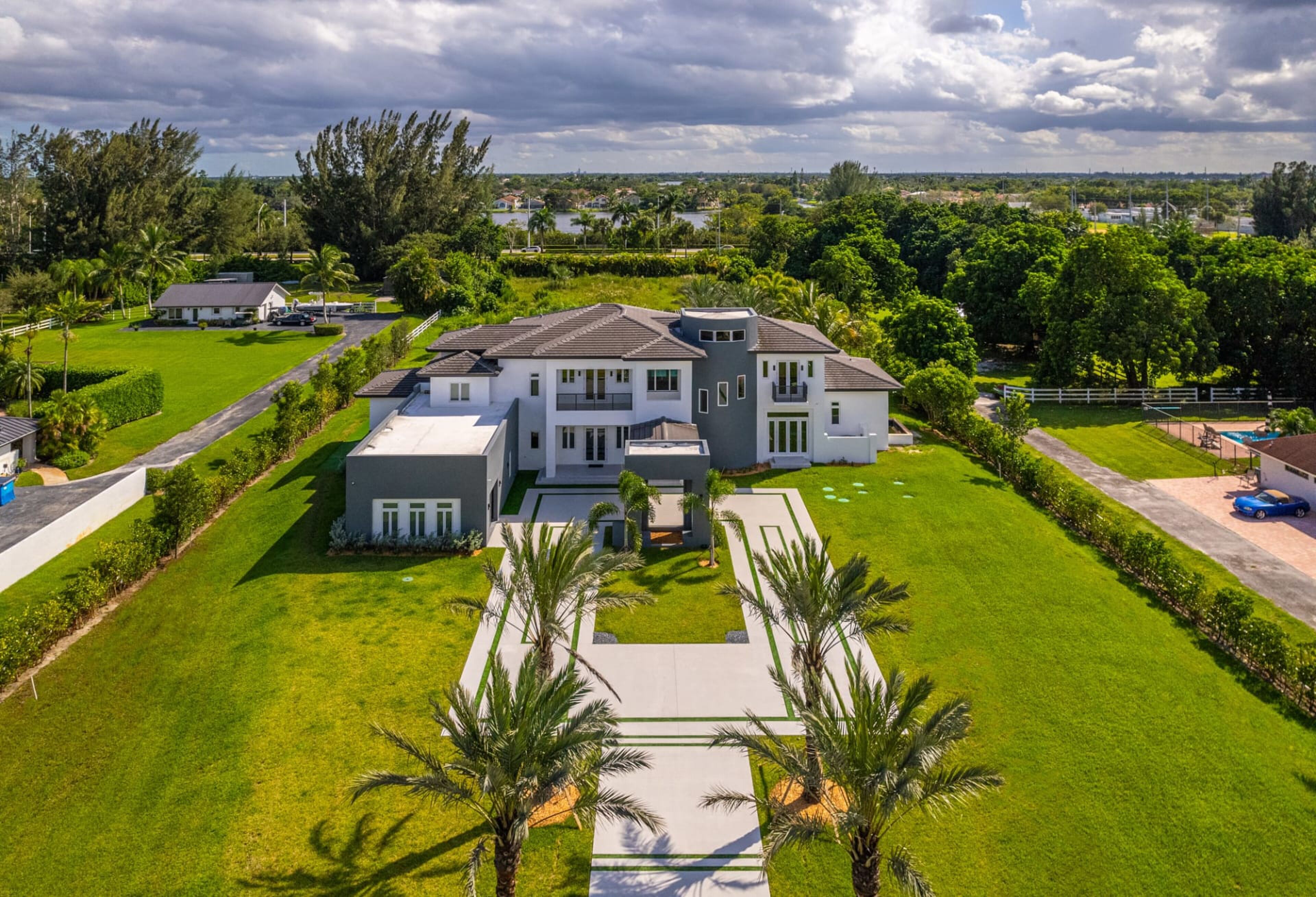 Uniek landgoed van $20 miljoen in Miami een Ferrari in de bioscoopmuur.