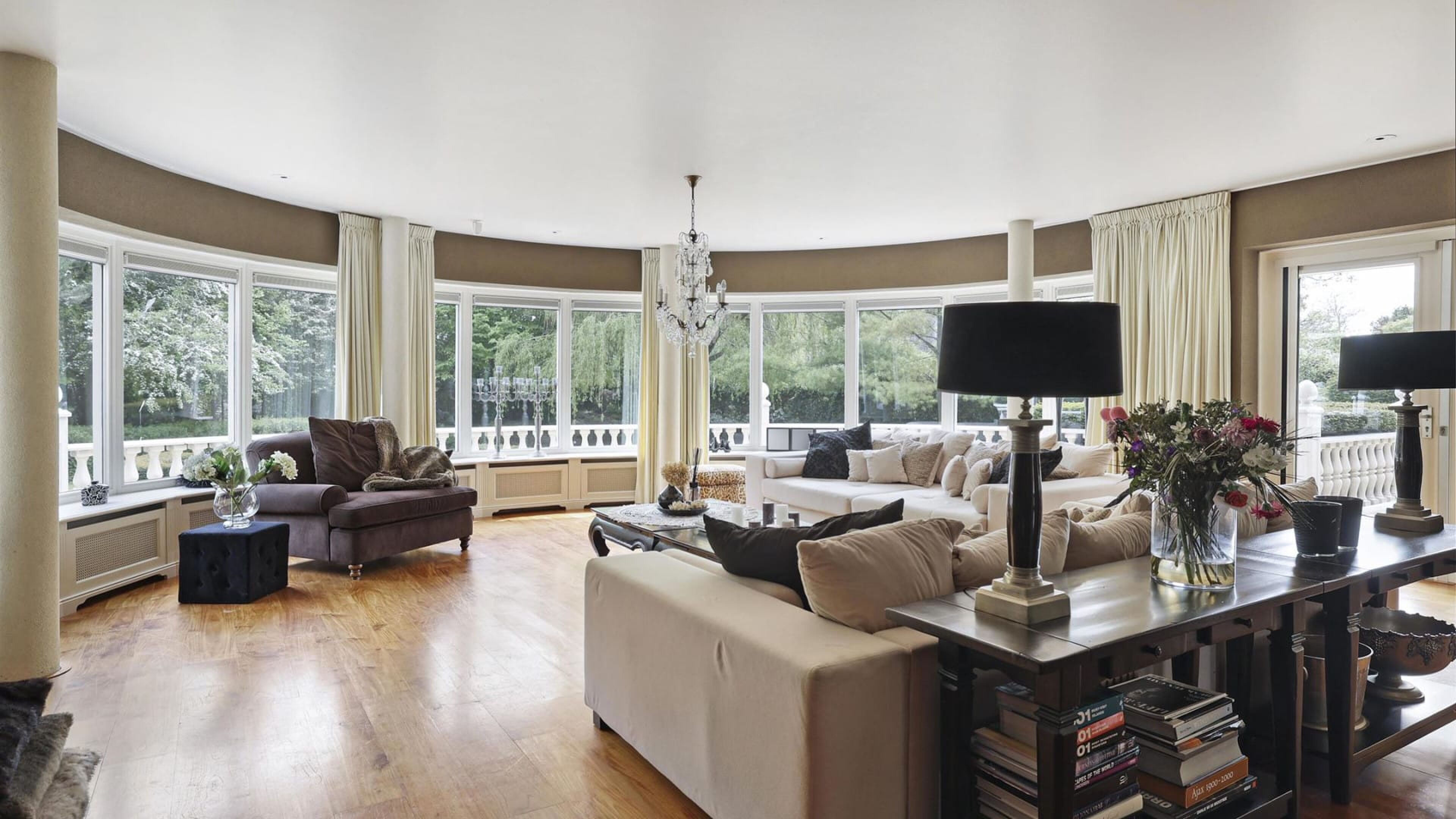 De villa van Aron Winter te koop en wacht op een nieuwe eigenaar