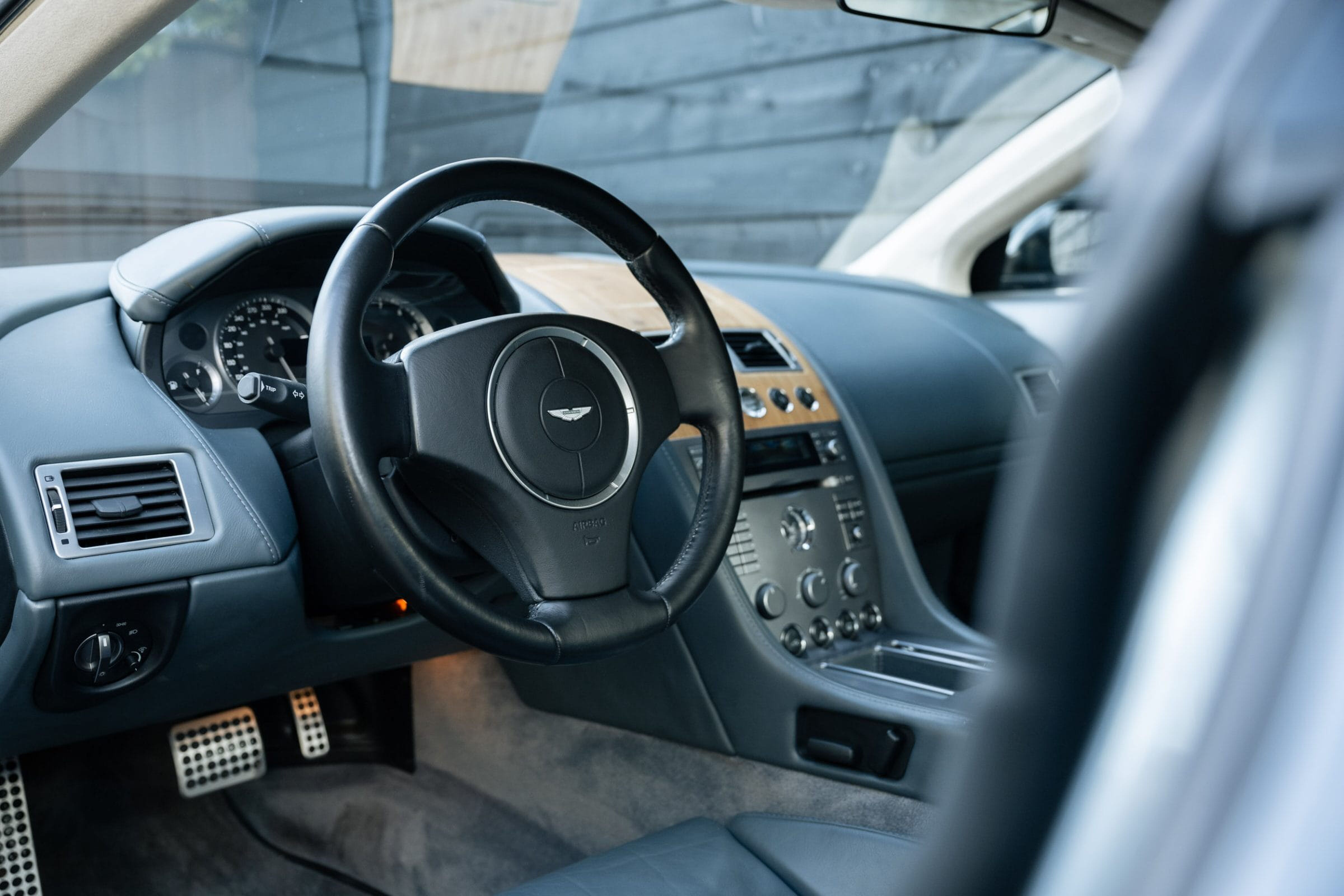 Deze Aston Martin DB9-occasion biedt een geweldige kans voor liefhebbers van luxe auto's die op zoek zijn naar een betaalbare optie