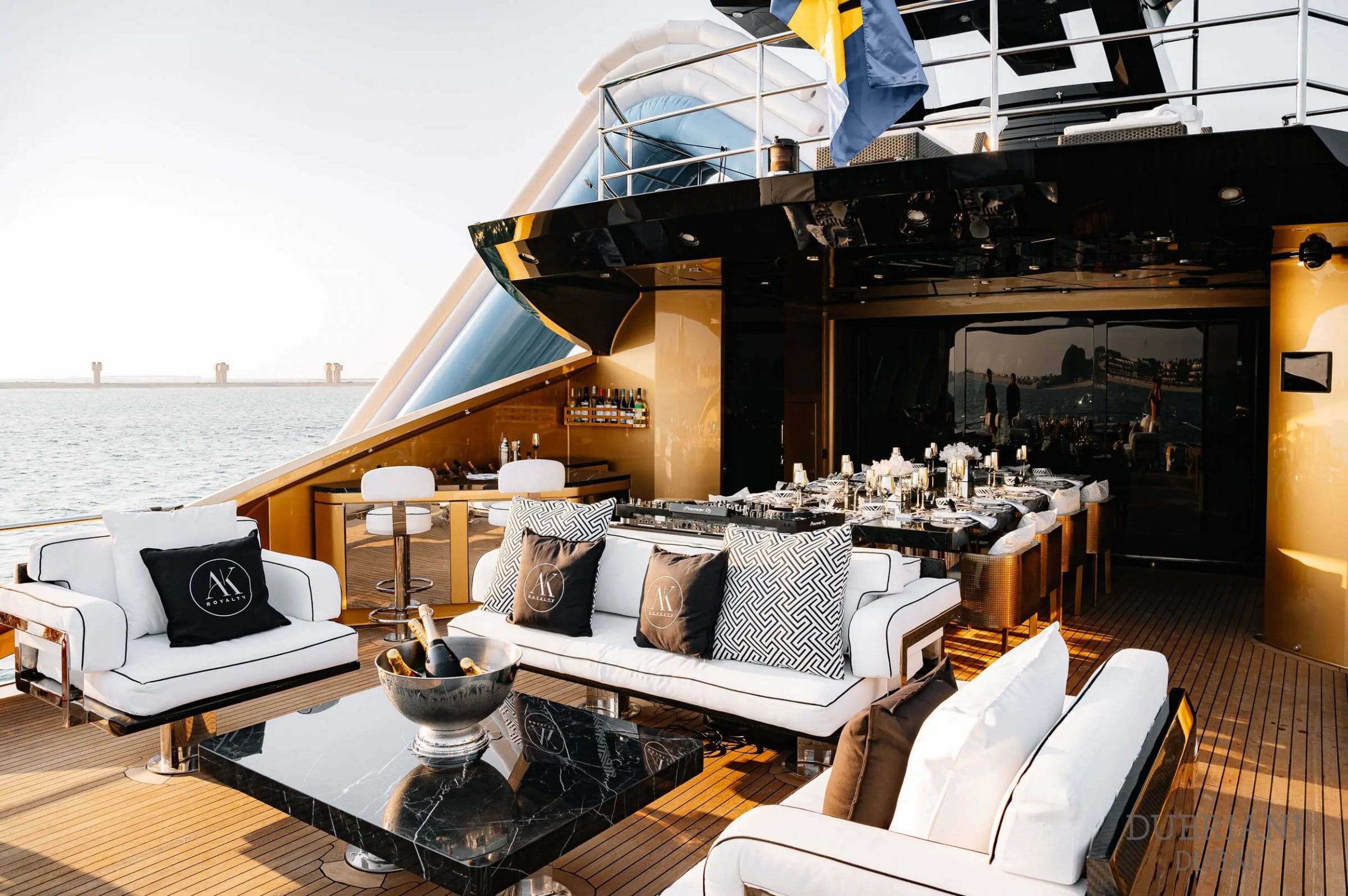 Only in Dubai - Een schitterende superyacht van 136 voet lang bedekt met verf vermengd met 24-karaats goudstof