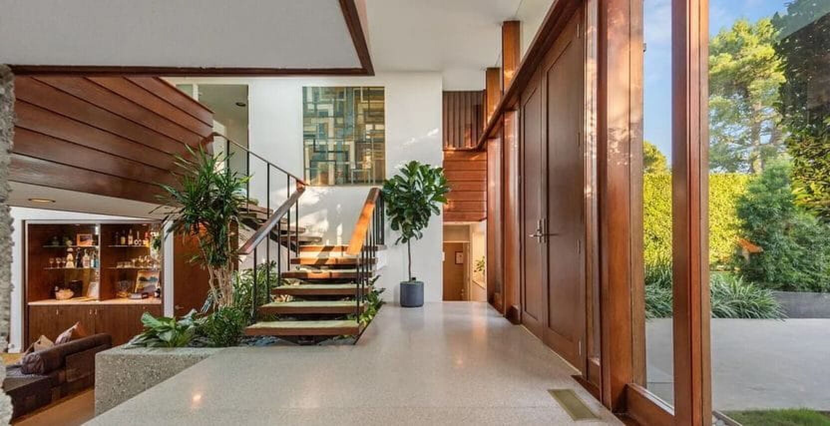 Charlie Puth verkoopt zijn modernistische woning in exclusieve wijk Trousdale Estates