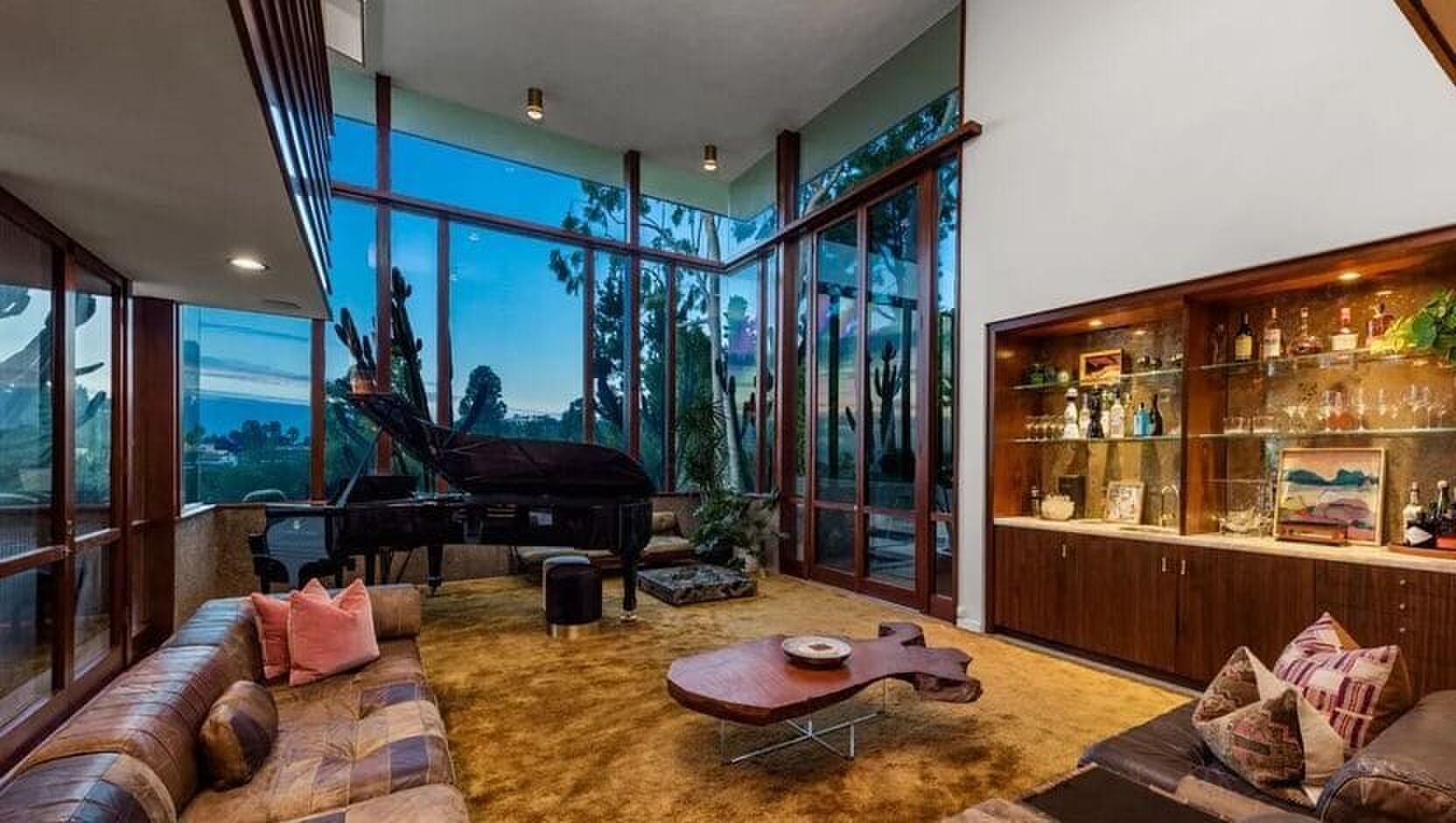 Charlie Puth verkoopt zijn modernistische woning in exclusieve wijk Trousdale Estates