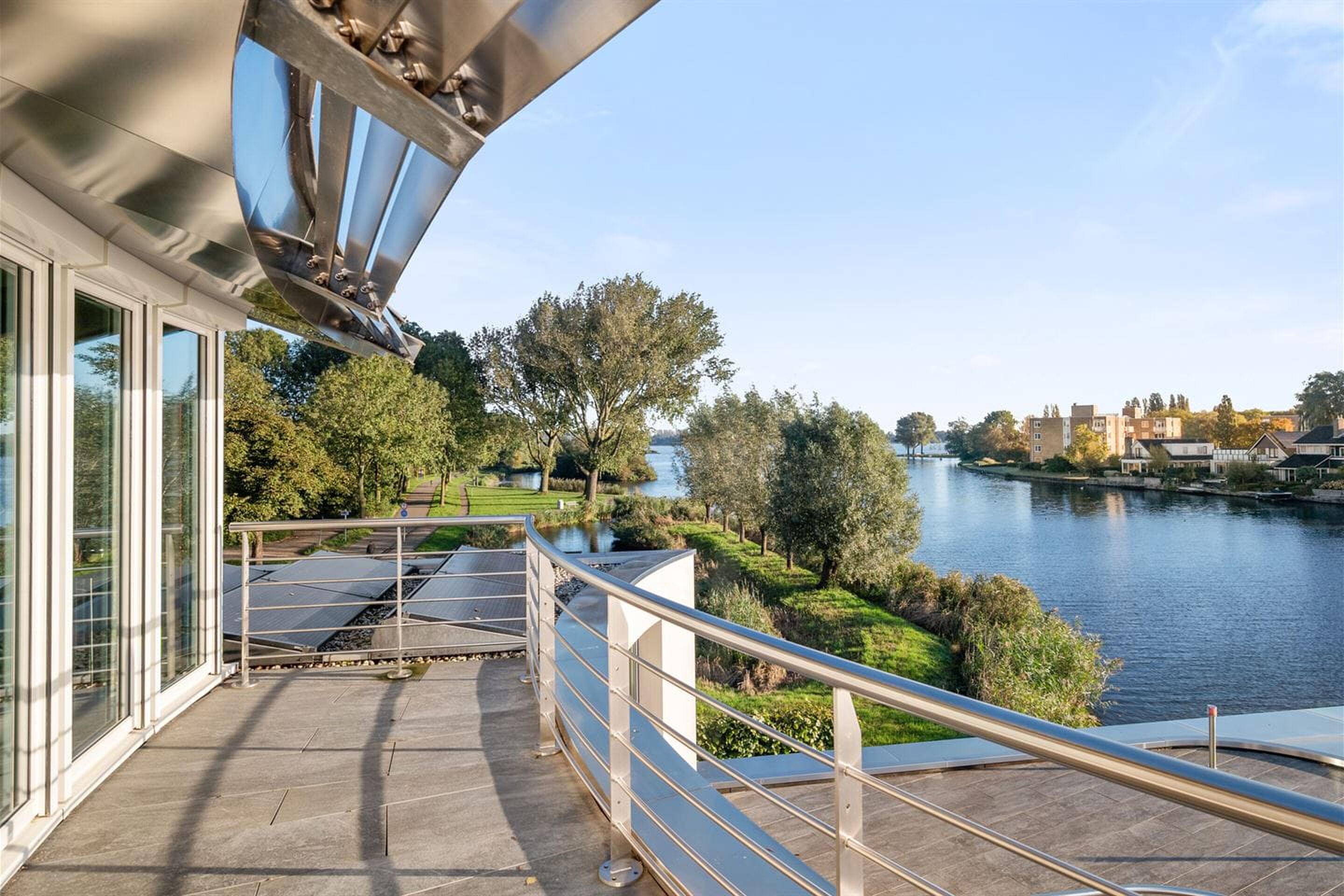 De woning is op een unieke manier ontworpen om op een schip te lijken