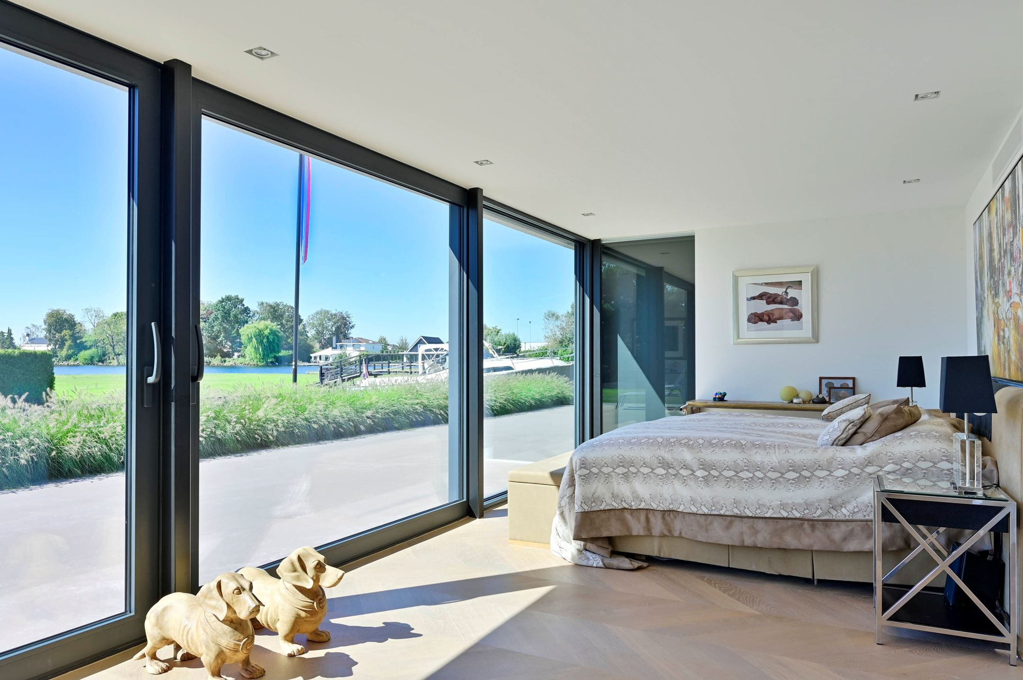 Deze bijzondere villa in Vinkeveen van bijna € 5.000.000 is elke auto liefhebber zijn droom huis