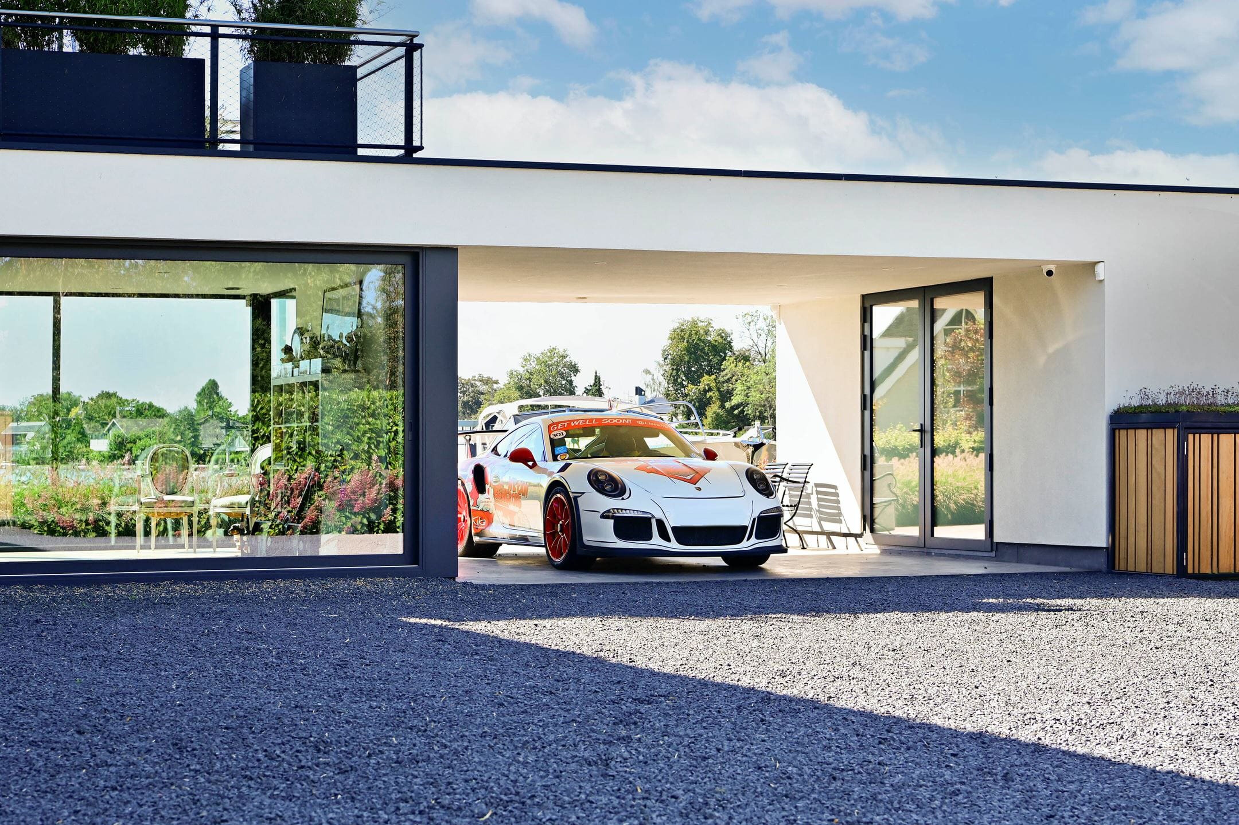 Deze bijzondere villa in Vinkeveen van bijna € 5.000.000 is elke auto liefhebber zijn droom huis