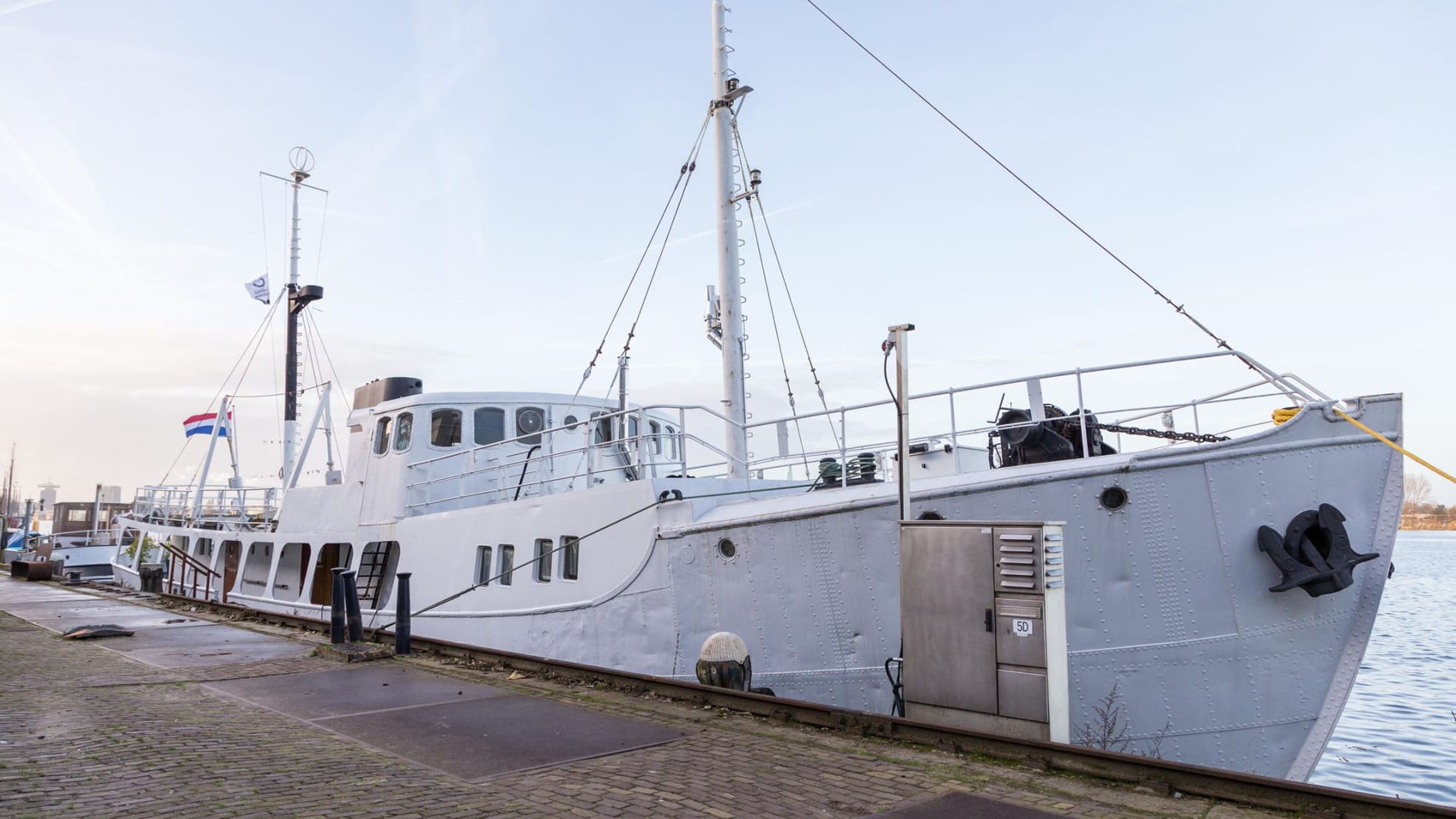 Douwe Bob zet zijn woonboot te koop