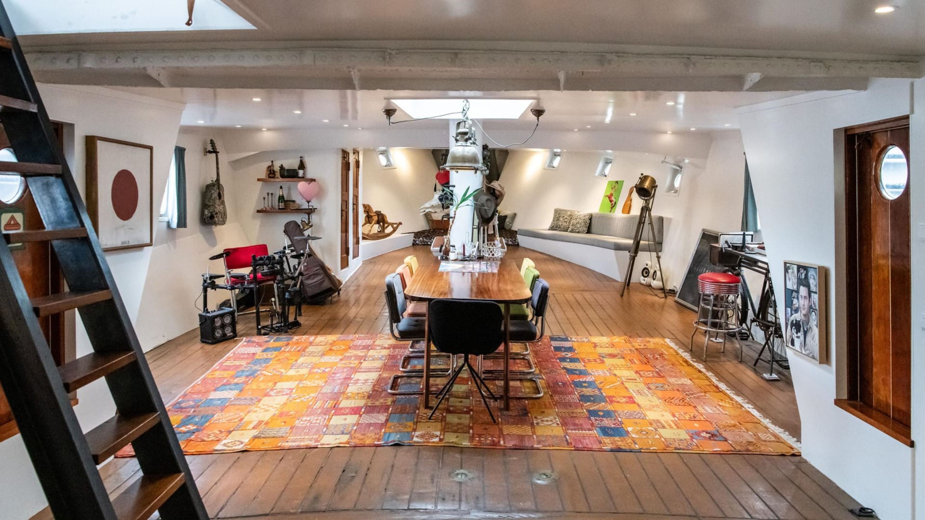 Douwe Bob zet zijn woonboot te koop