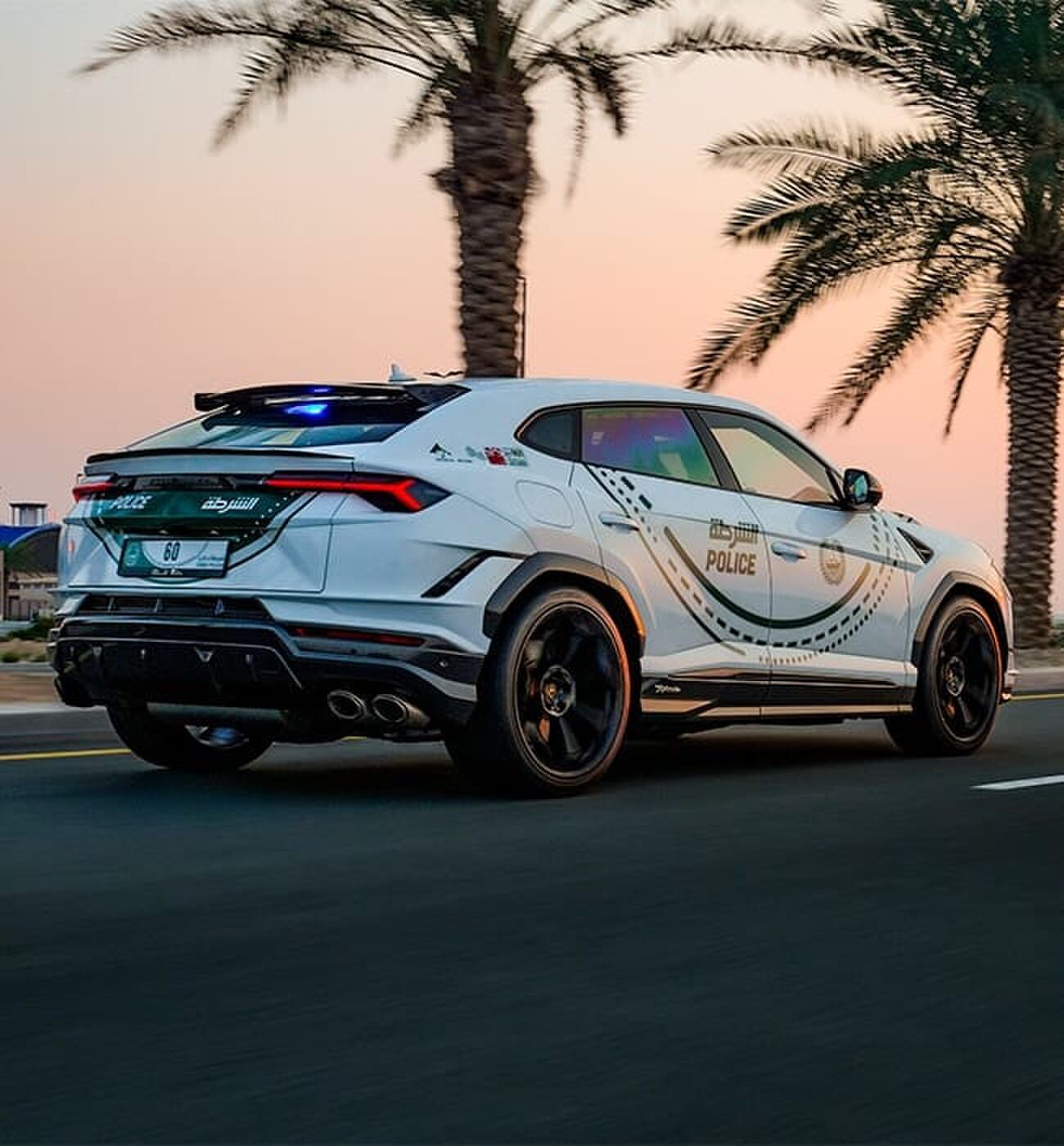 Een nieuwe Lamborghini patrouilleauto op de wegen van Dubai