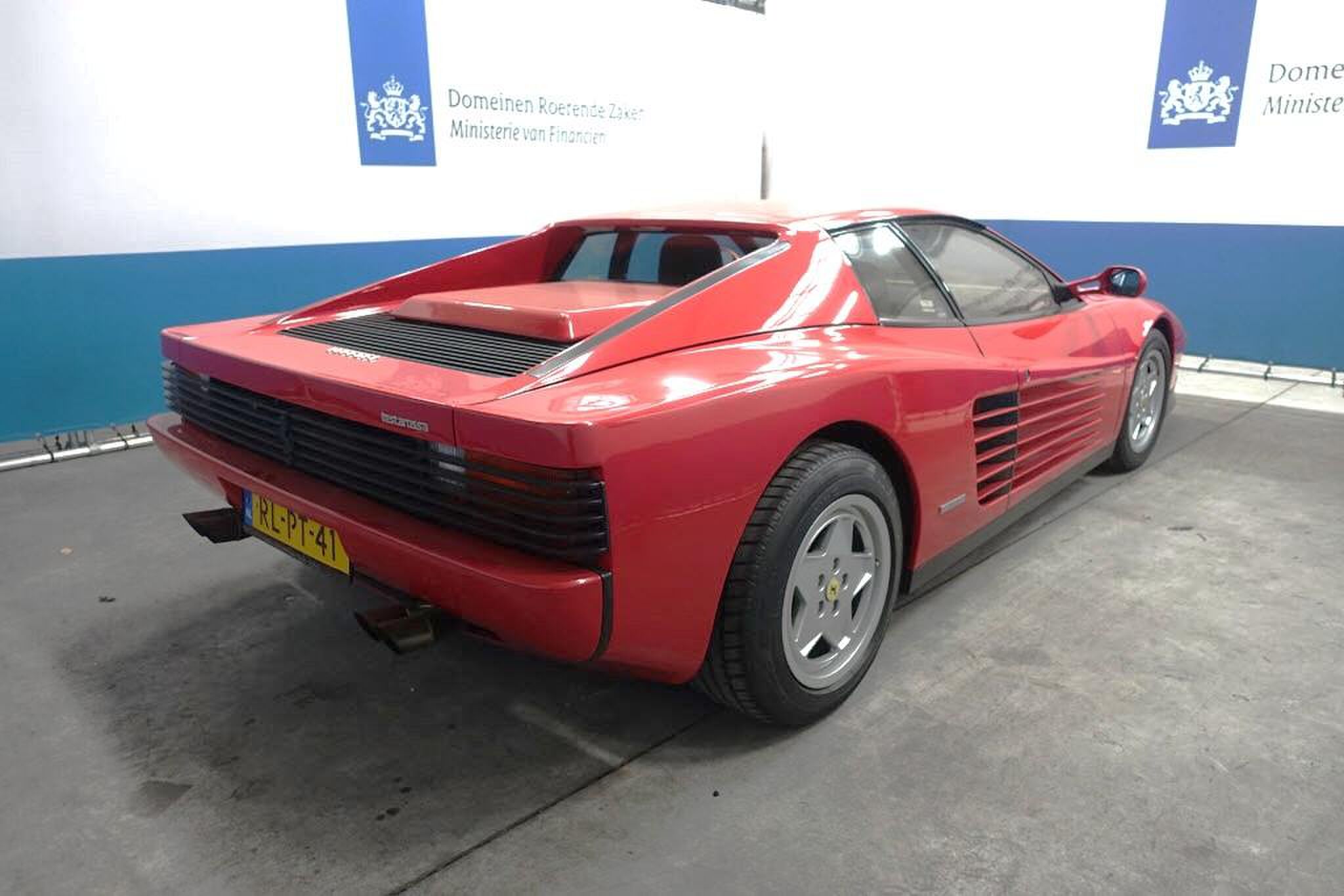 Een unieke kans voor autoliefhebbers Domeinen heeft de Ferrari Testarossa