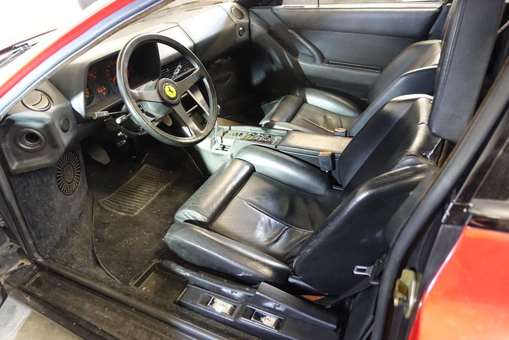 Een unieke kans voor autoliefhebbers Domeinen heeft de Ferrari Testarossa
