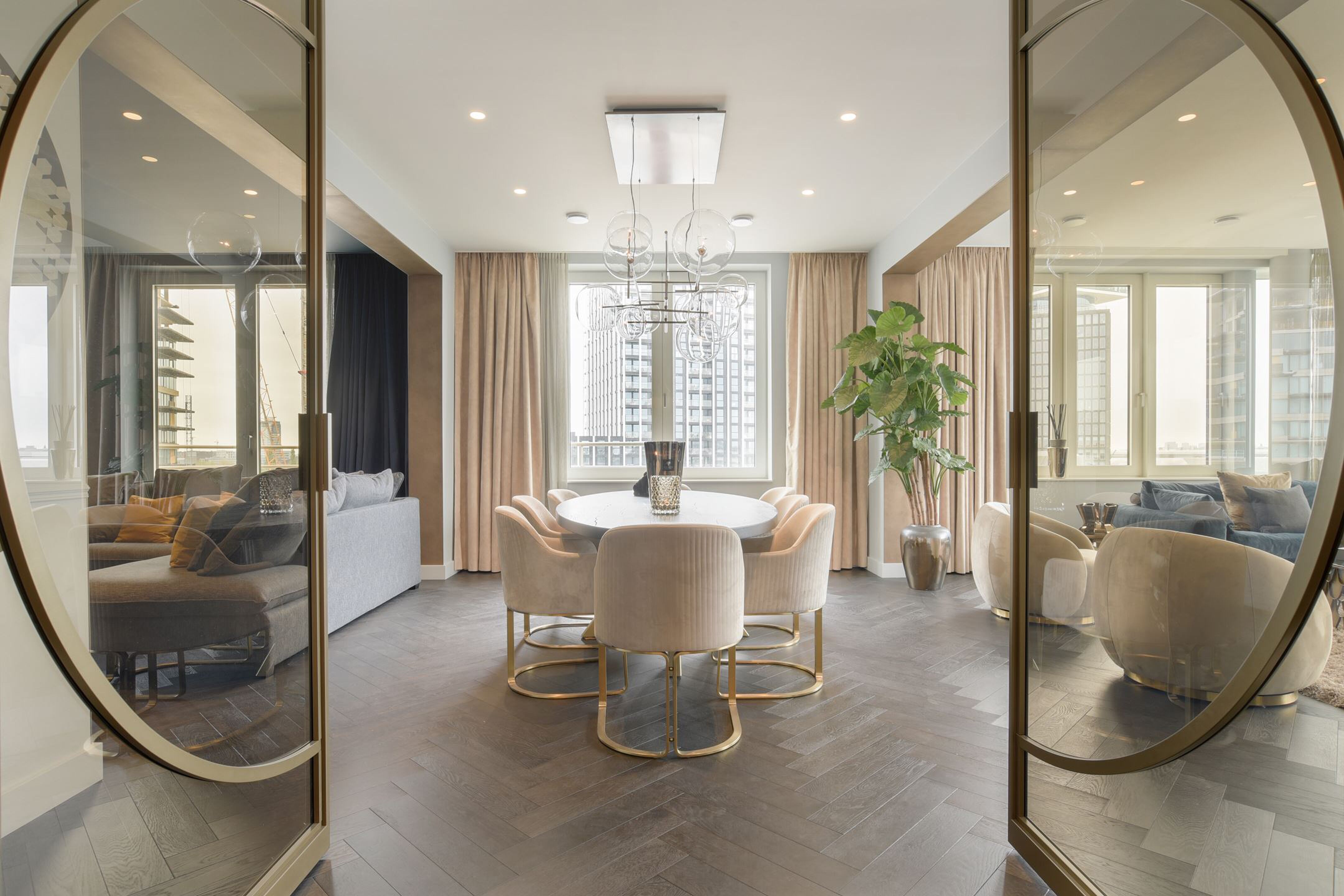 De woonkamer van het penthouse van Gordon