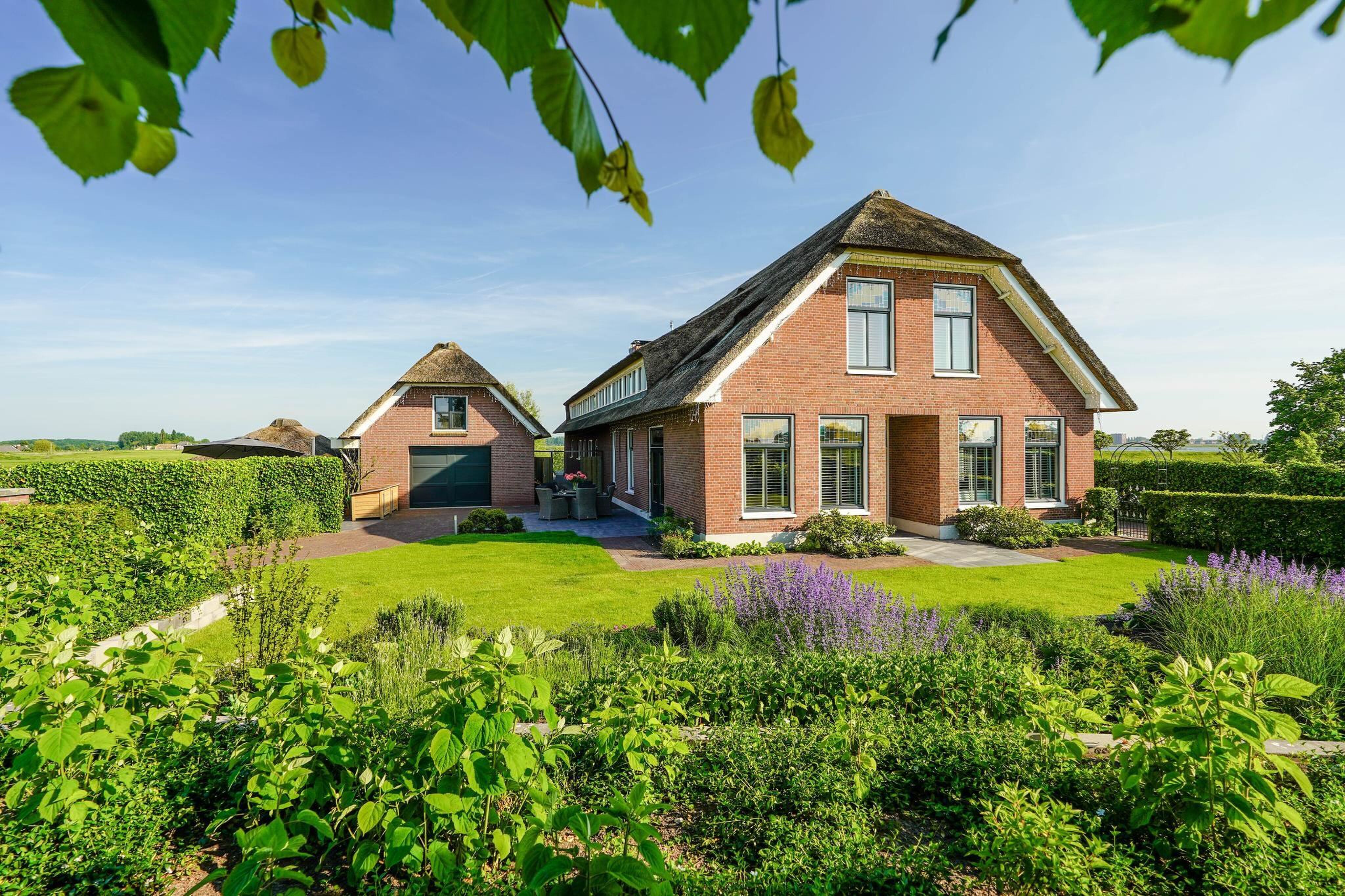 Woonboerderij met showroom voor unieke oldtimers te koop