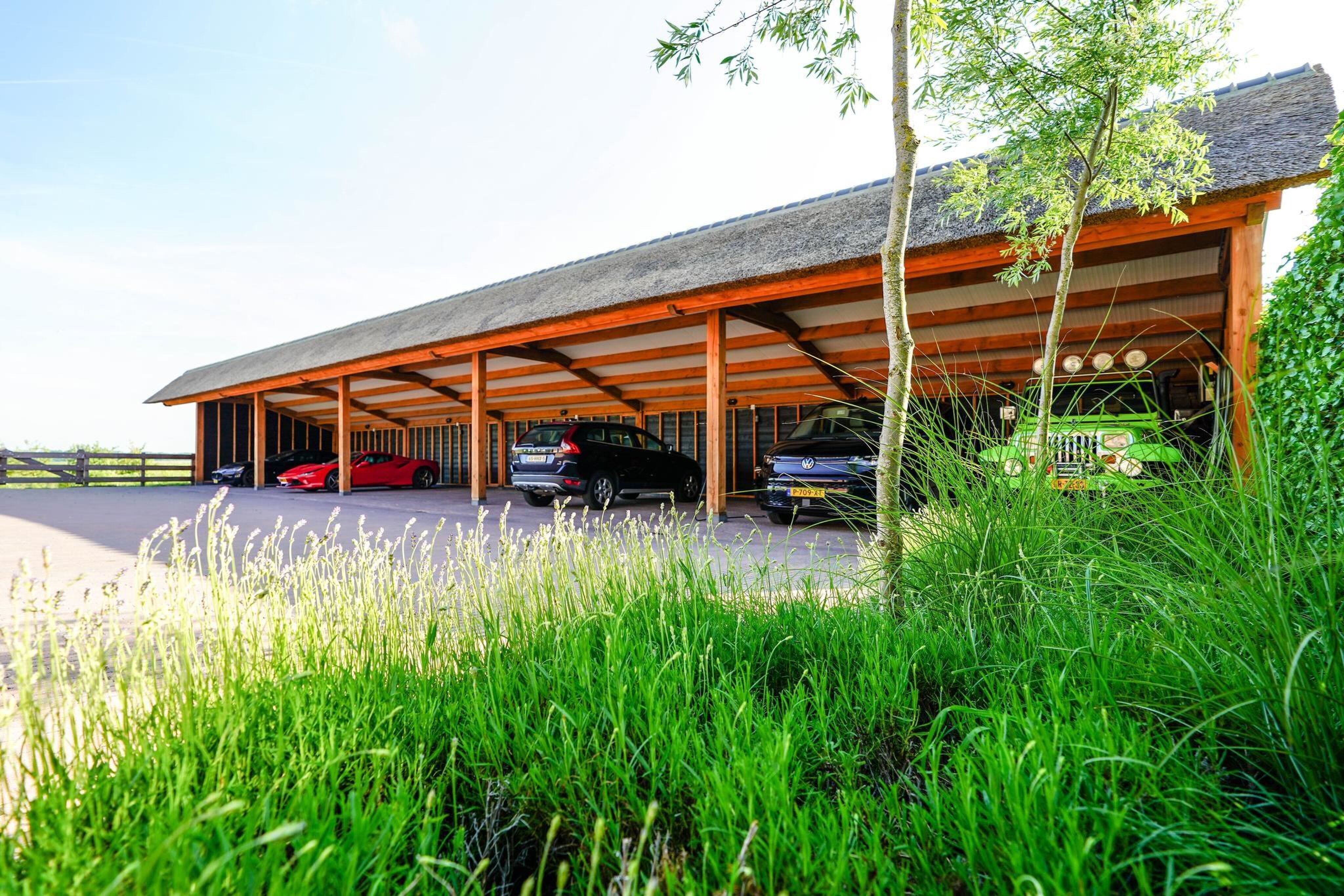 Woonboerderij met showroom voor unieke oldtimers te koop