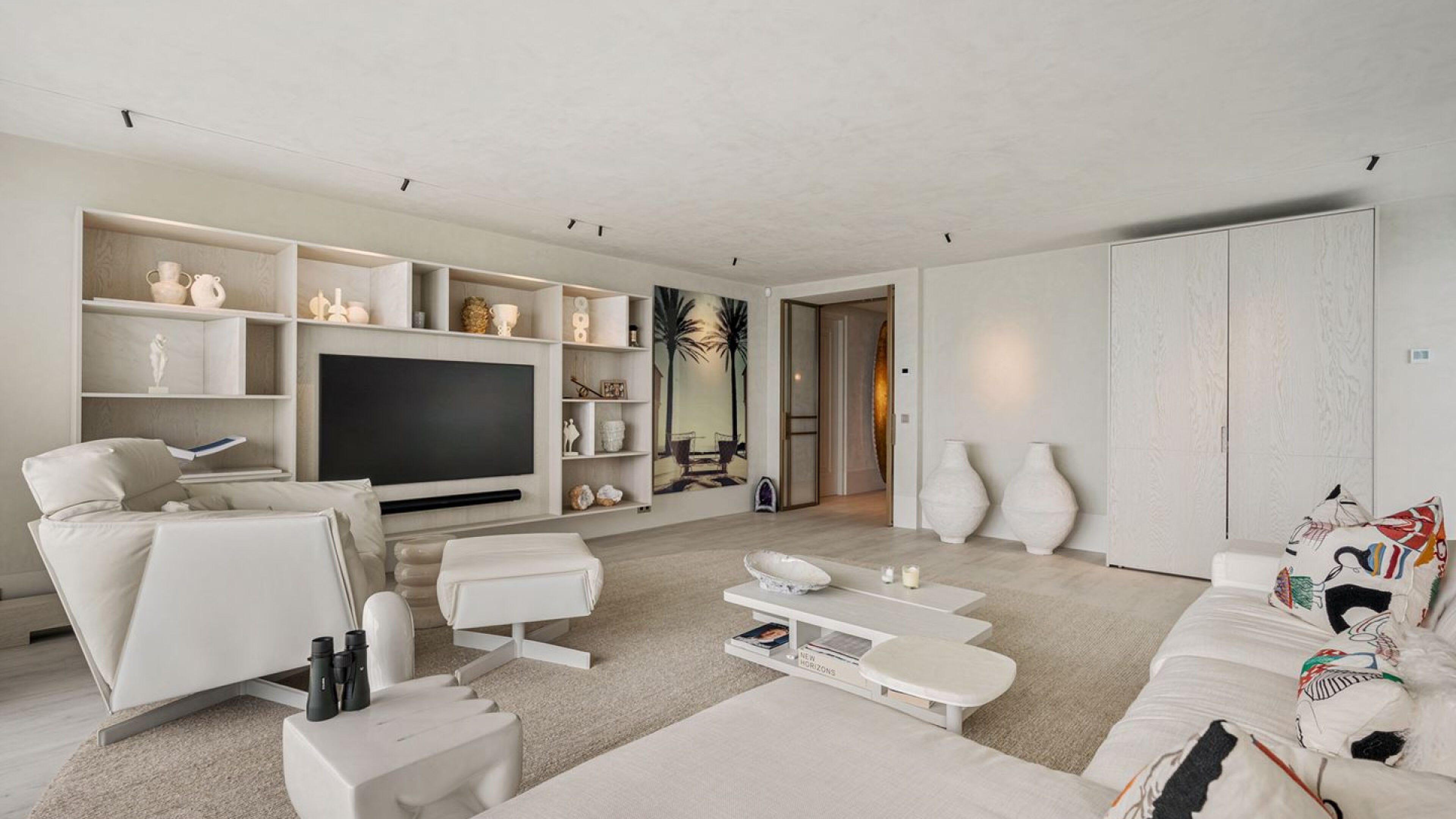 De woonkamer van het penthouse van Ronald Koeman in Noordwijk