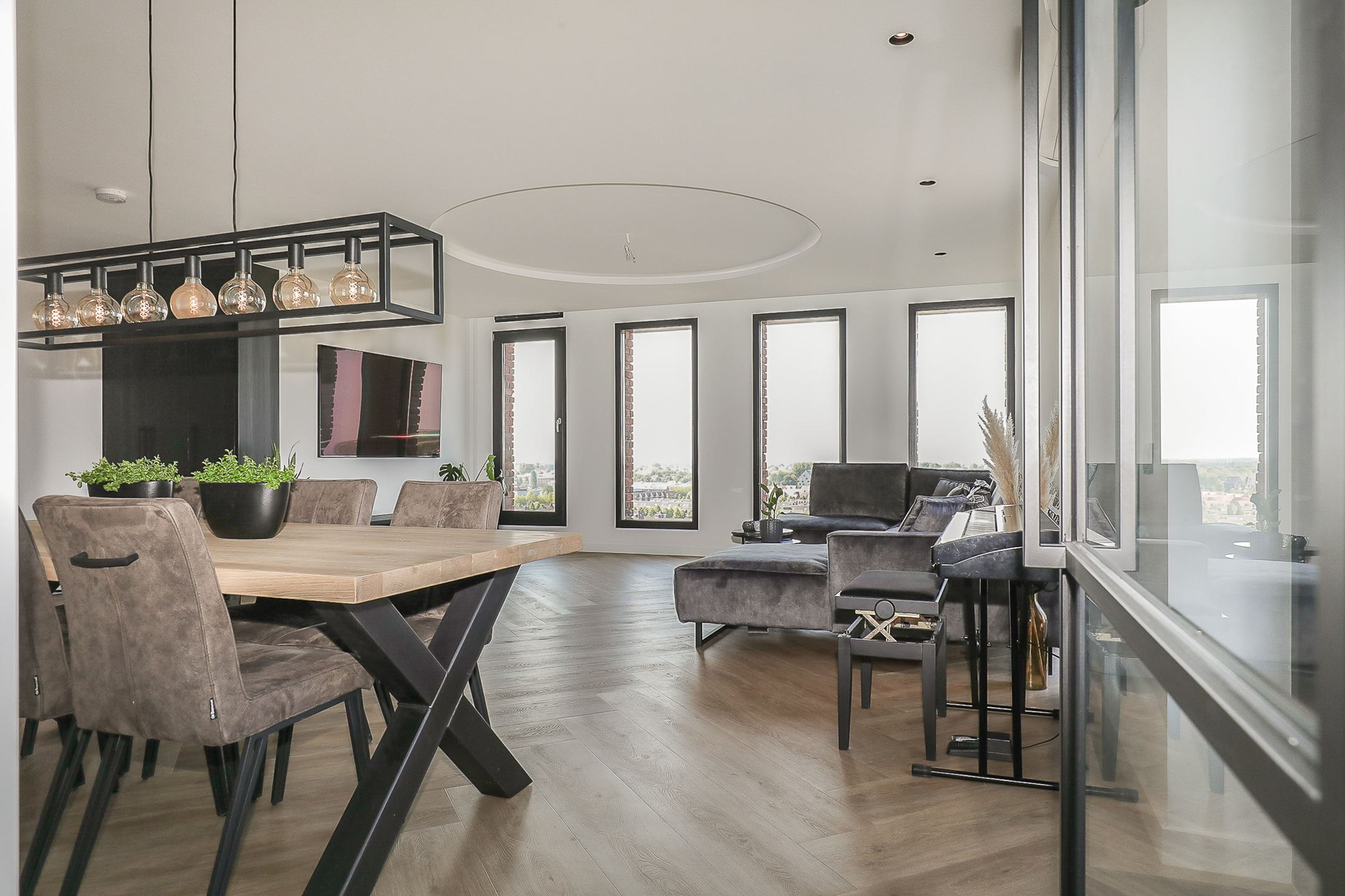 Penthouse Royalistiq