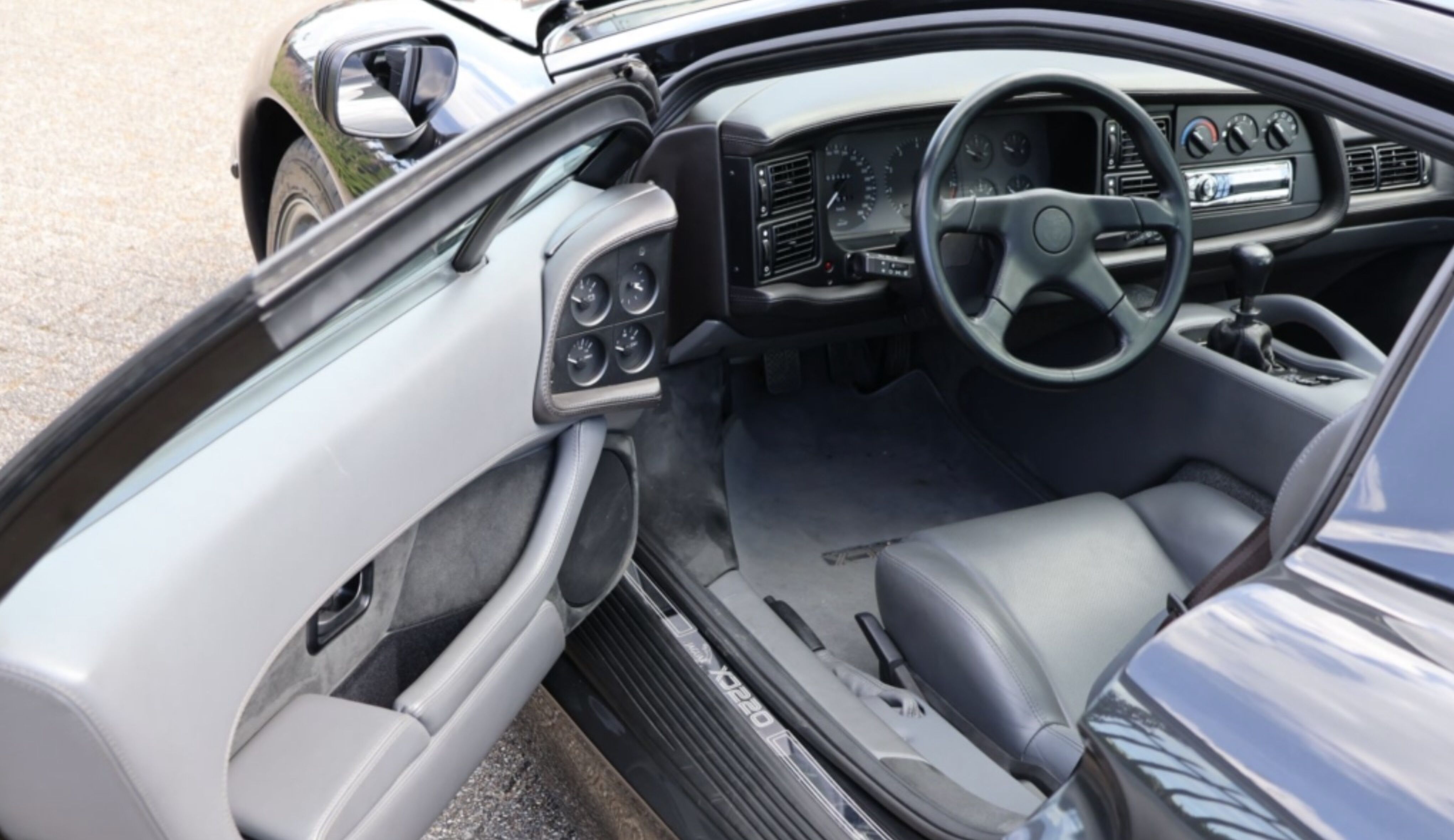 Jaguar XJ220