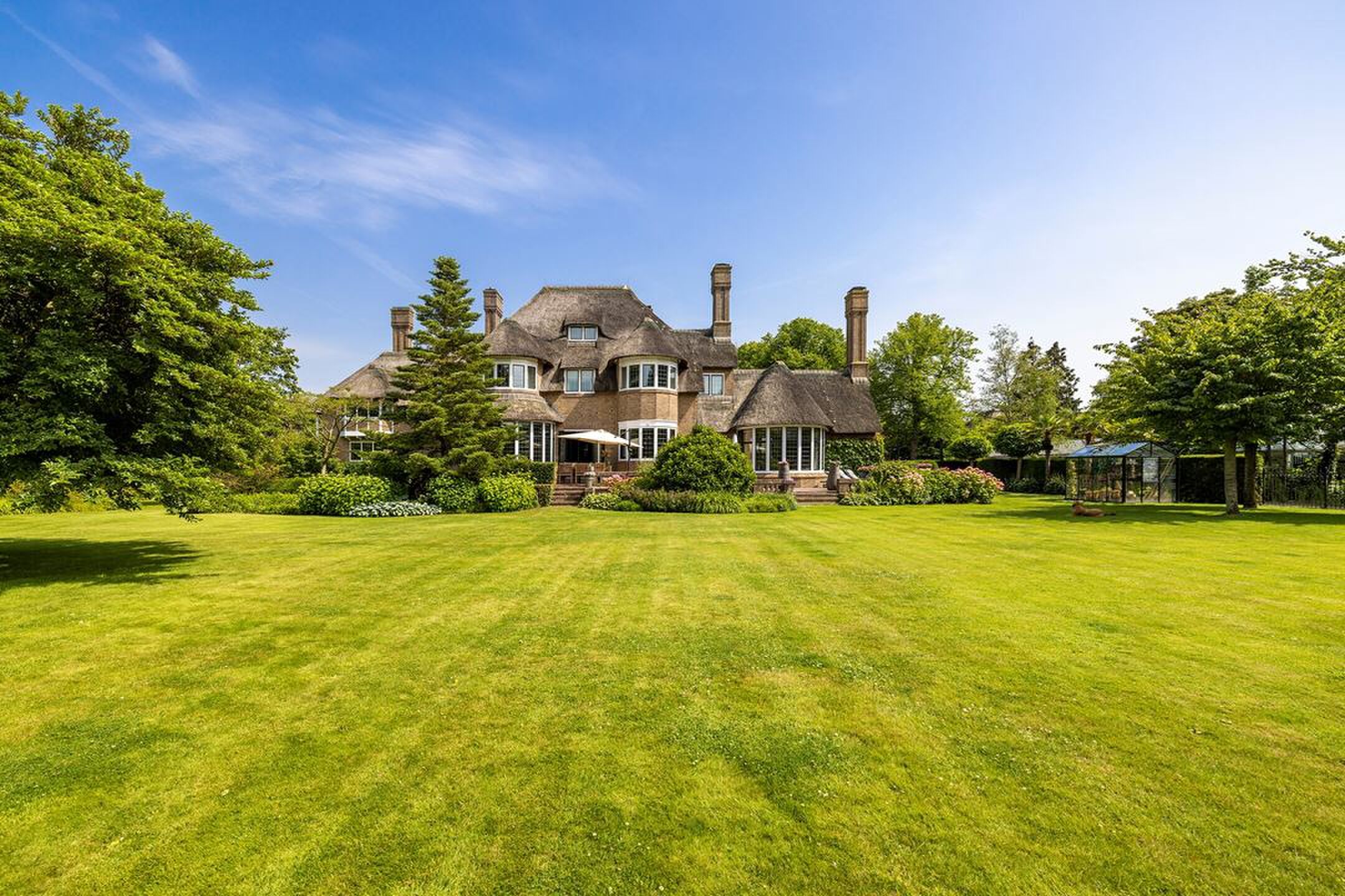 Nederlandse multimiljonair raakt Warmondse villa aan de straatstenen niet kwijt en snoept ruim € 2 m