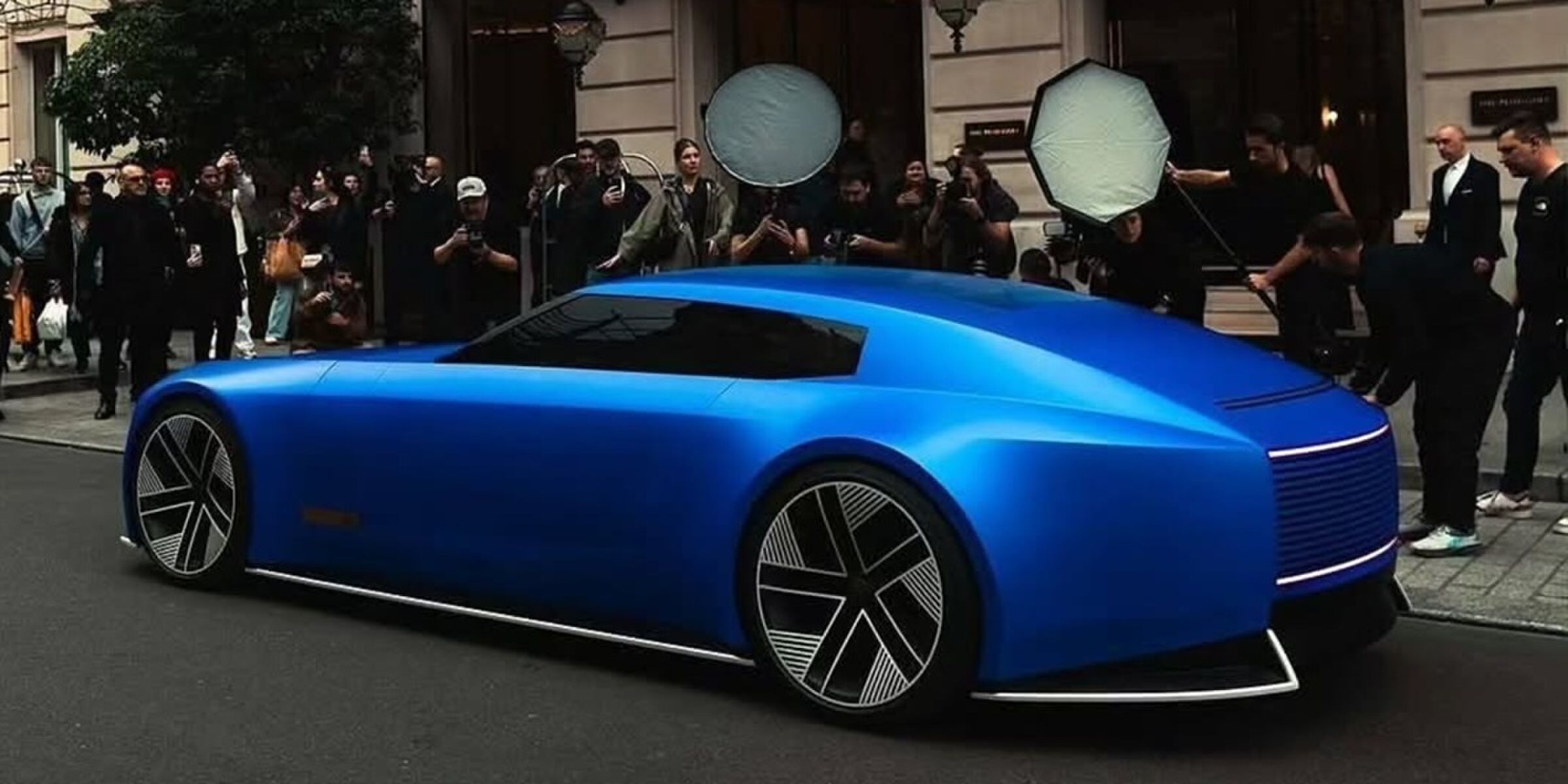 De achterkant van de revolutionaire Jaguar Type 00 op de Paris Fashion Week