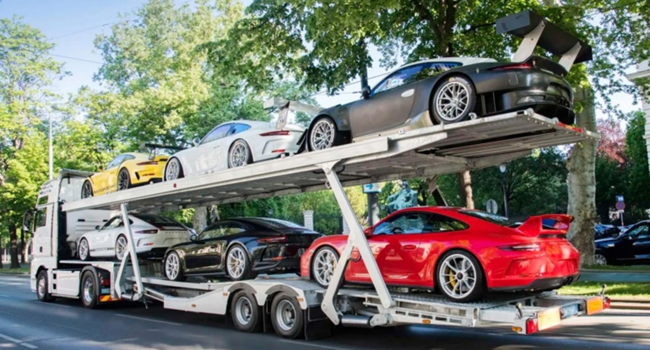 De collectie Porsche 911's die naar de veiling gaat van een Oostenrijkse architect op een trailer