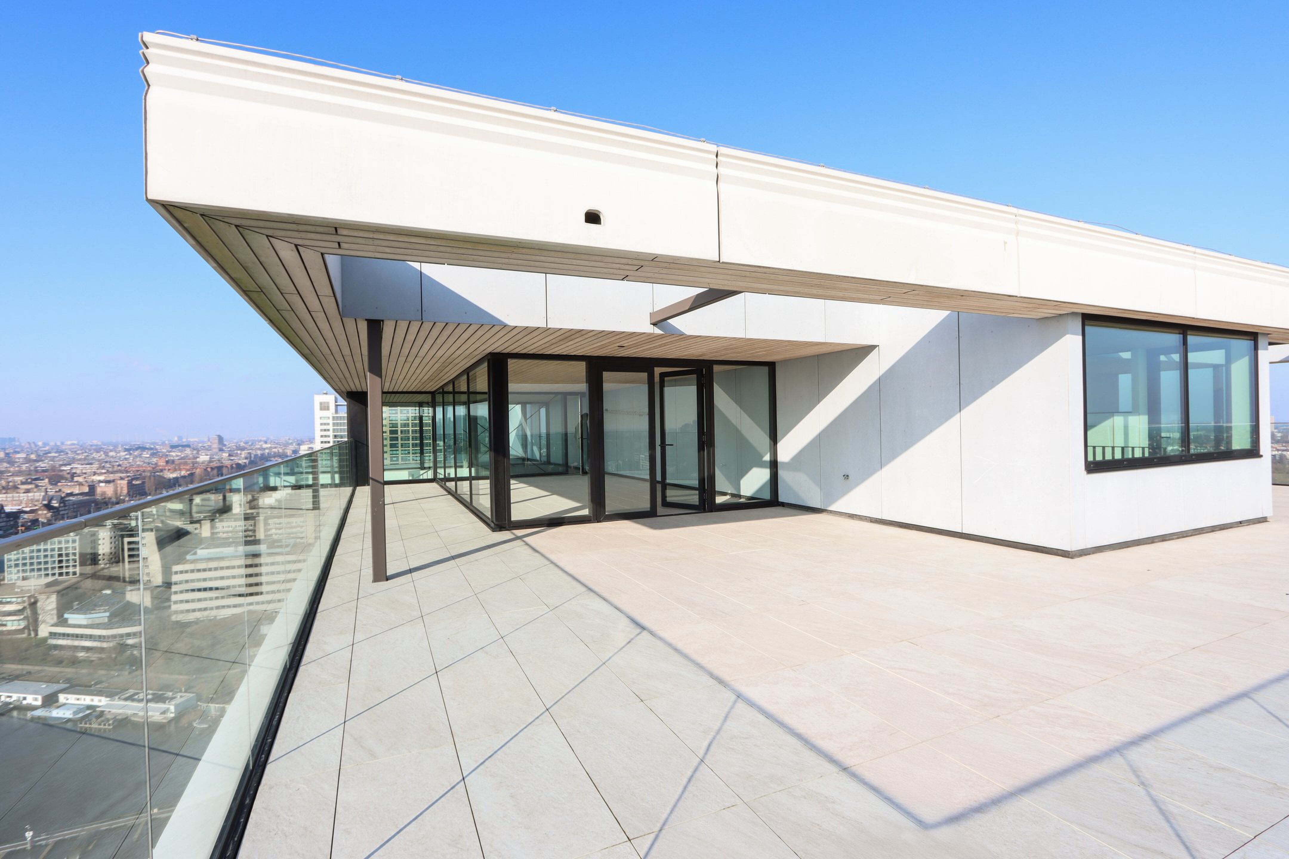 Het buitendek van het penthouse aan de Ouderkerkerdijk in Amsterdam