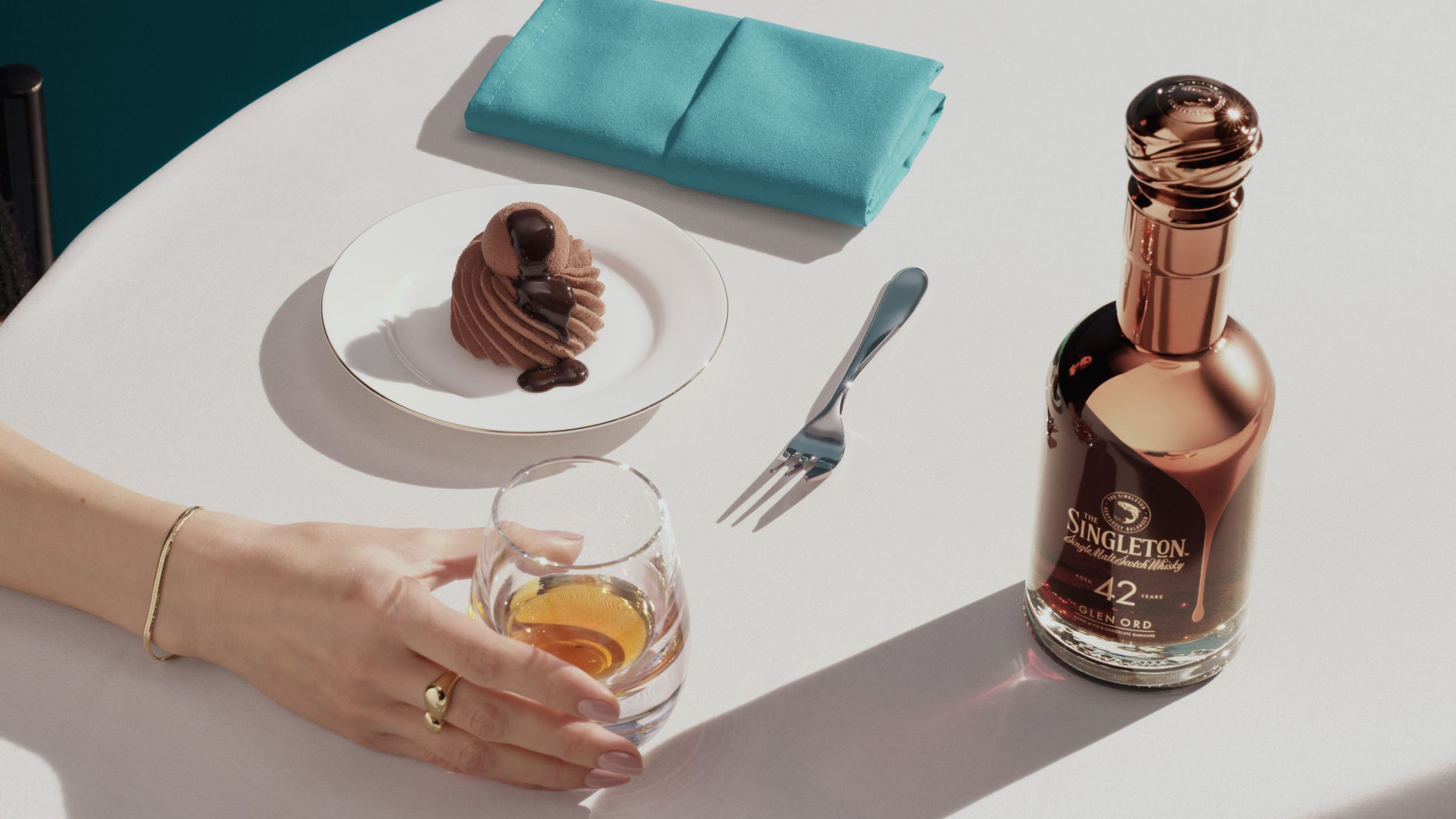 The Singleton: een van de The Gourmand Collection aan een eetkamertafel geëtaleerd